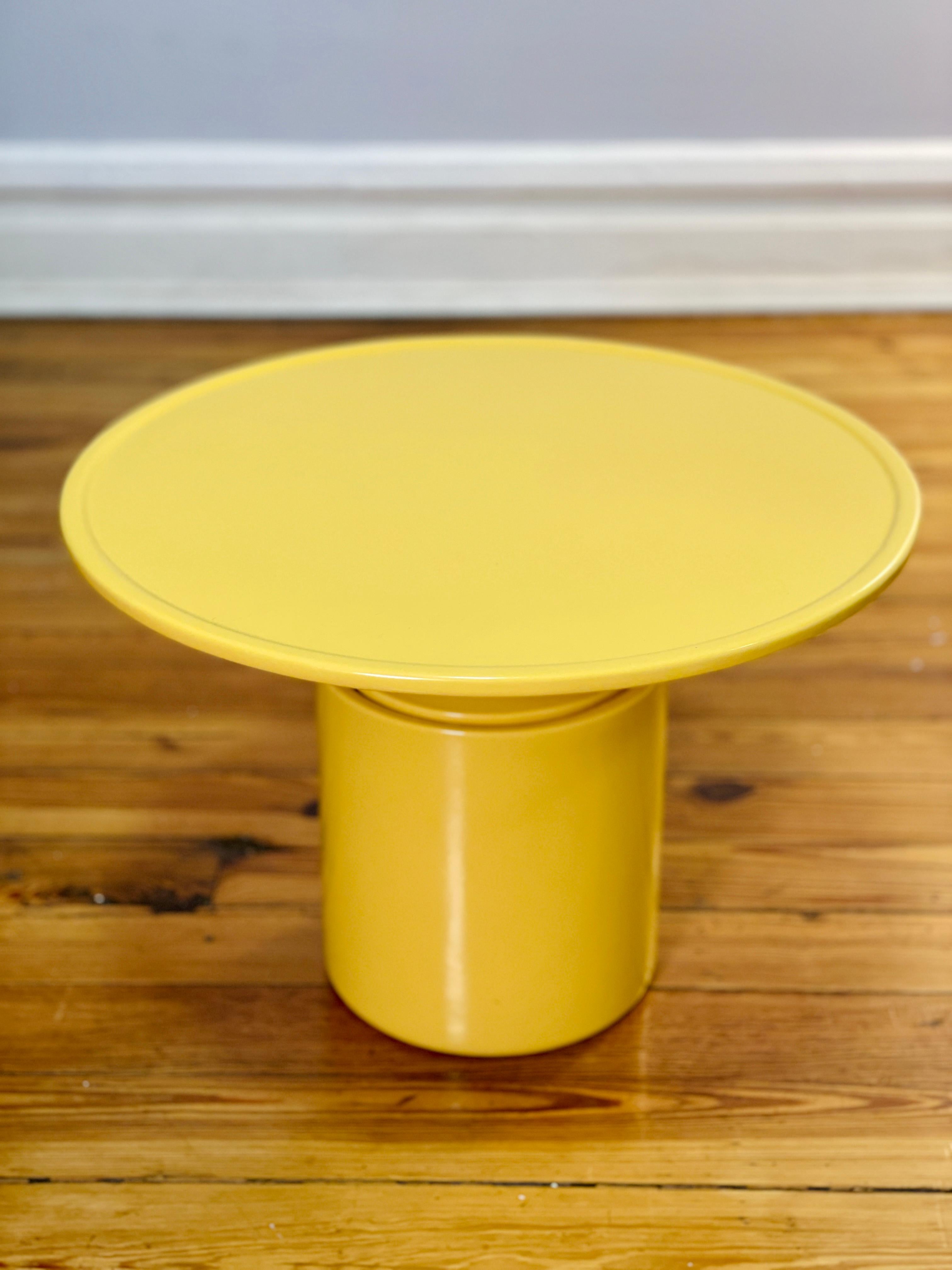This contemporary side table is part of the Delcourt Collection. Edition by Christophe Delcourt and design by Vincent Dupont-Rougier.  Made in ceramic and beautifully glazed with a vibrant yellow tone. This is the smaller model of the OUK side