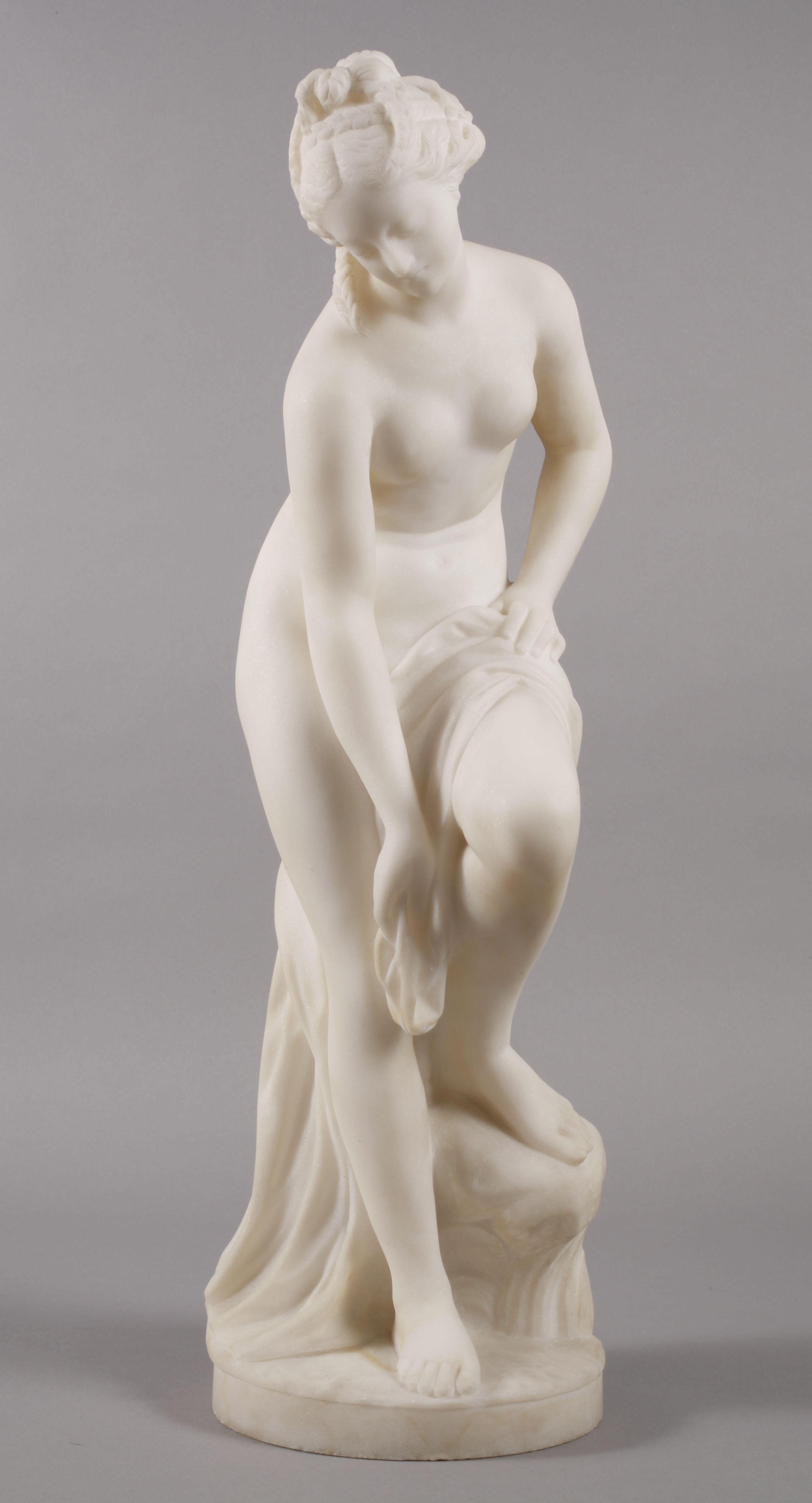 Weiße Skulptur der Venus aus weißem Marmor in Bath Grand Tour Kreis von Allegrain, 19. Jahrhundert – Sculpture von Christophe-Gabriel Allegrain