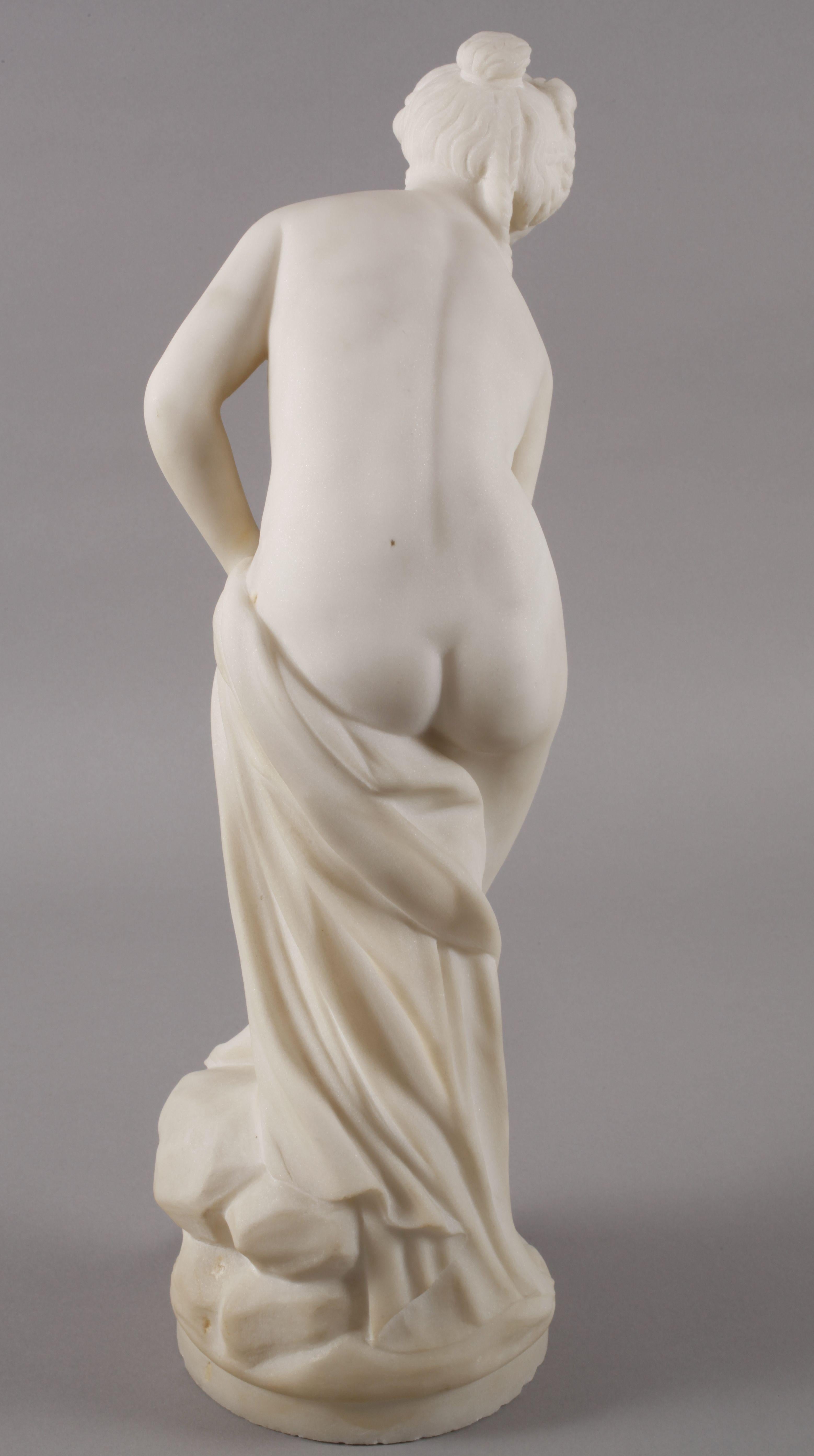 Weiße Skulptur der Venus aus weißem Marmor in Bath Grand Tour Kreis von Allegrain, 19. Jahrhundert (Grau), Nude Sculpture, von Christophe-Gabriel Allegrain