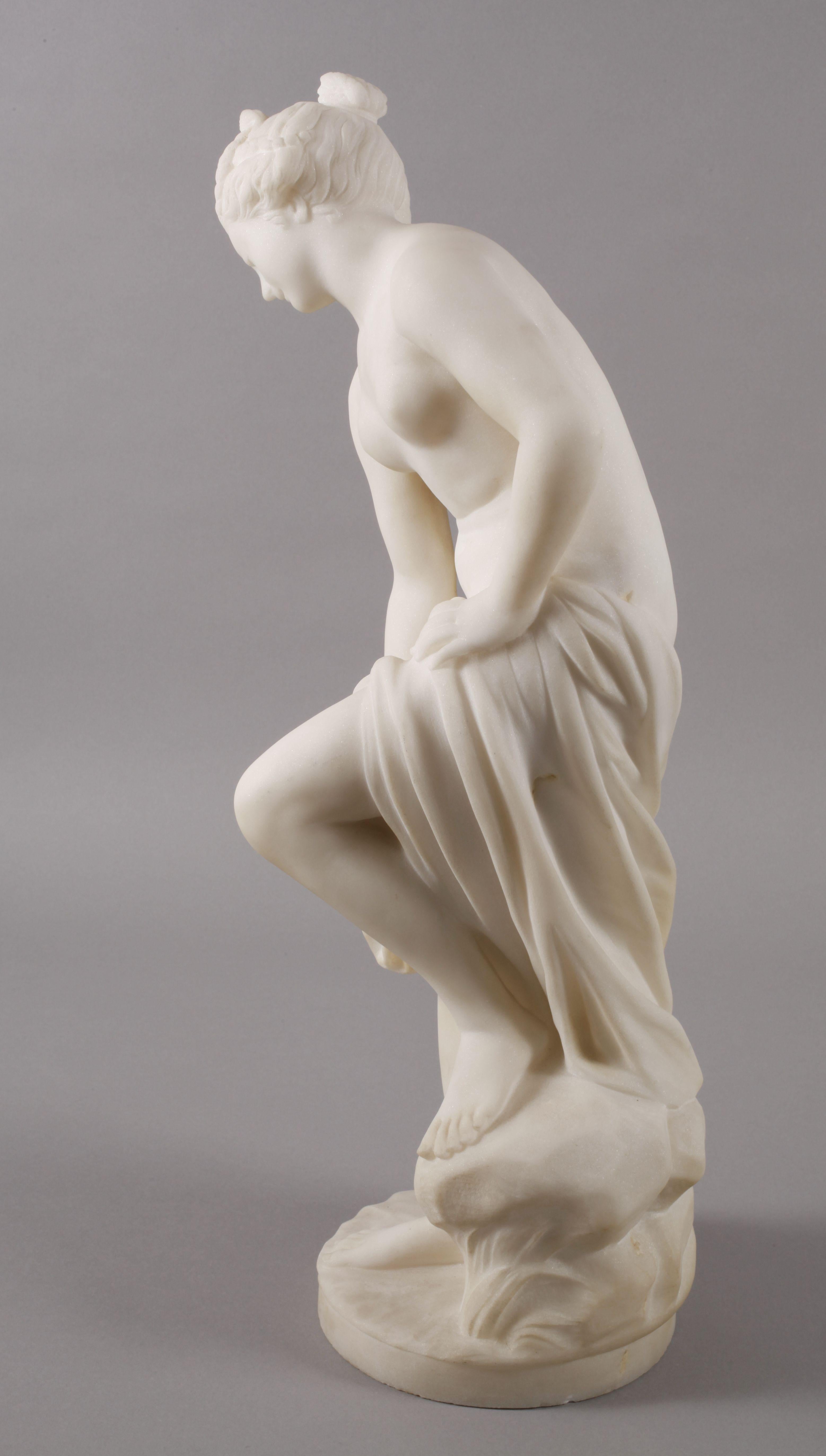 eine sehr schöne Version der Grand-Tour-Skulptur der Venus in Bath, die von einem Bildhauer aus dem Kreis der 	Christophe-Gabriel Allegrain, ein bedeutender französischer Bildhauer, der  Venus im Bad kannte auch als Baigneuse ein sehr wichtiges