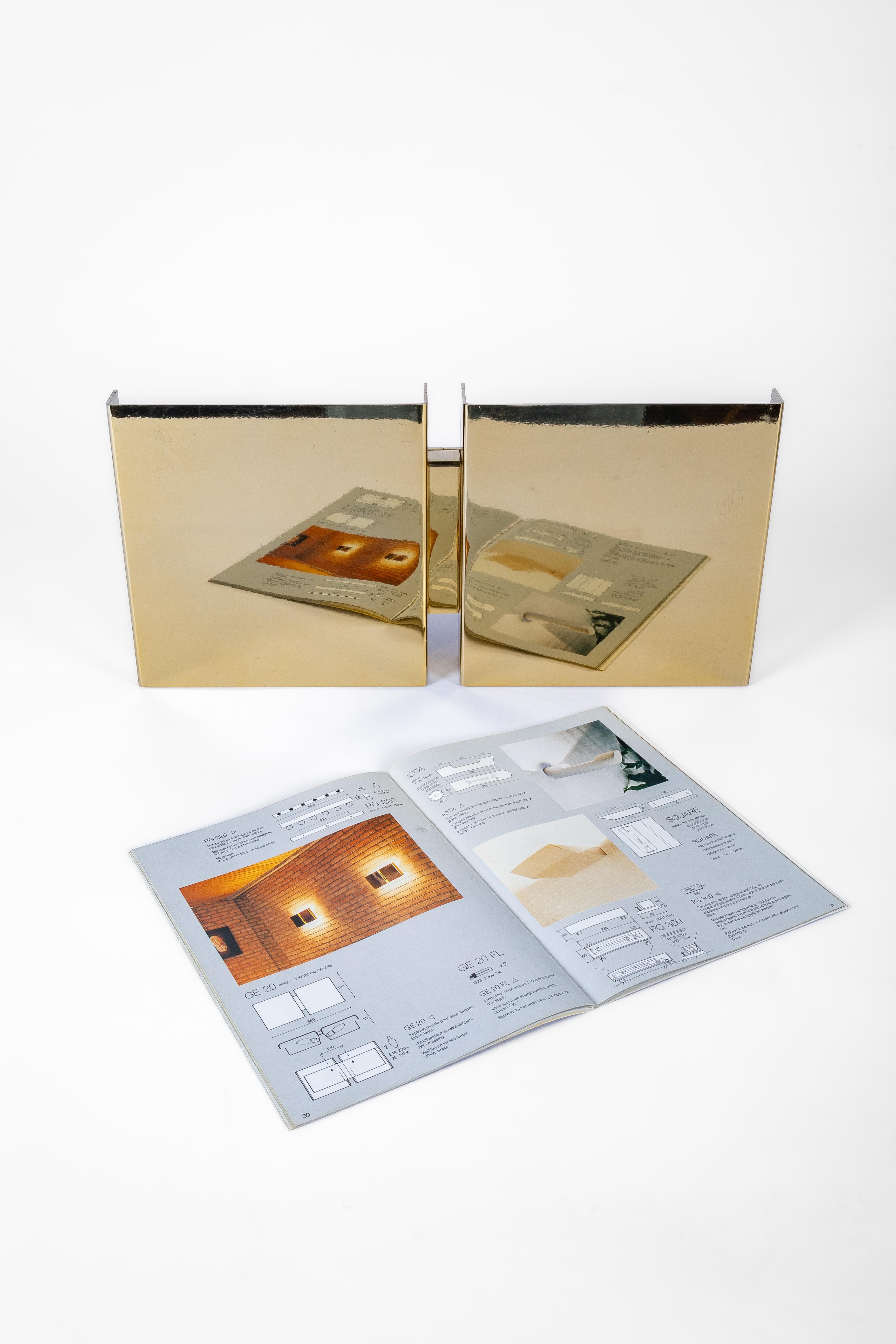 Ein Satz von 2 Wandleuchten von Christophe Gevers.
Gevers (1928-2007) war einer der größten belgischen minimalistischen Designer der Nachkriegszeit.
Er entwarf Beleuchtungen, Möbel und komplette Inneneinrichtungen.

Diese Wandleuchter sind