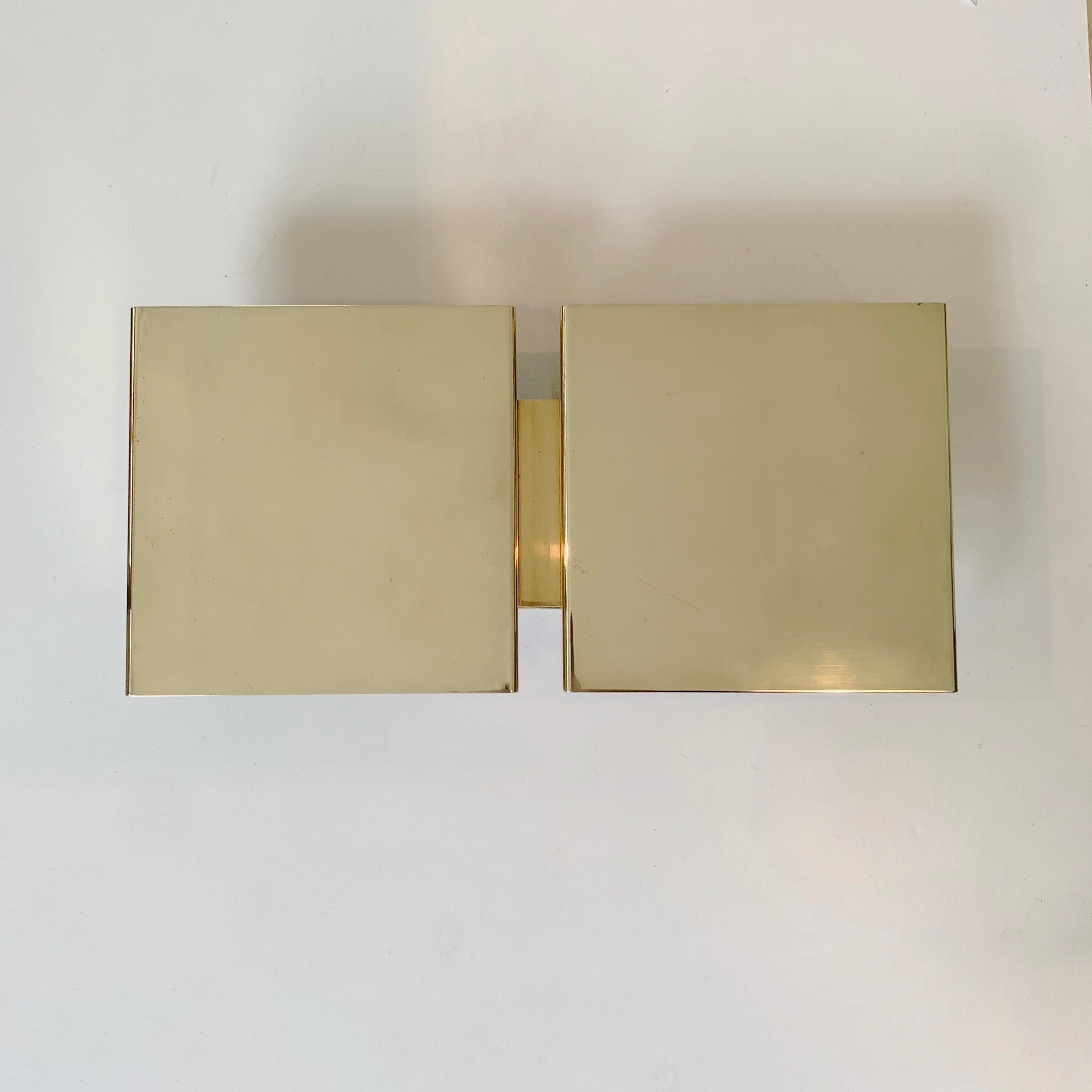 Original vintage Christophe Gevers GE20 wall sconces, circa 1975, Belgium.
Edited by Light.
Polished brass.
Two E14 bulbs.
Dimensions: 18 cm H, 38 cm W, 8 cm D.
Good original condition.
All purchases are covered by our Buyer Protection
