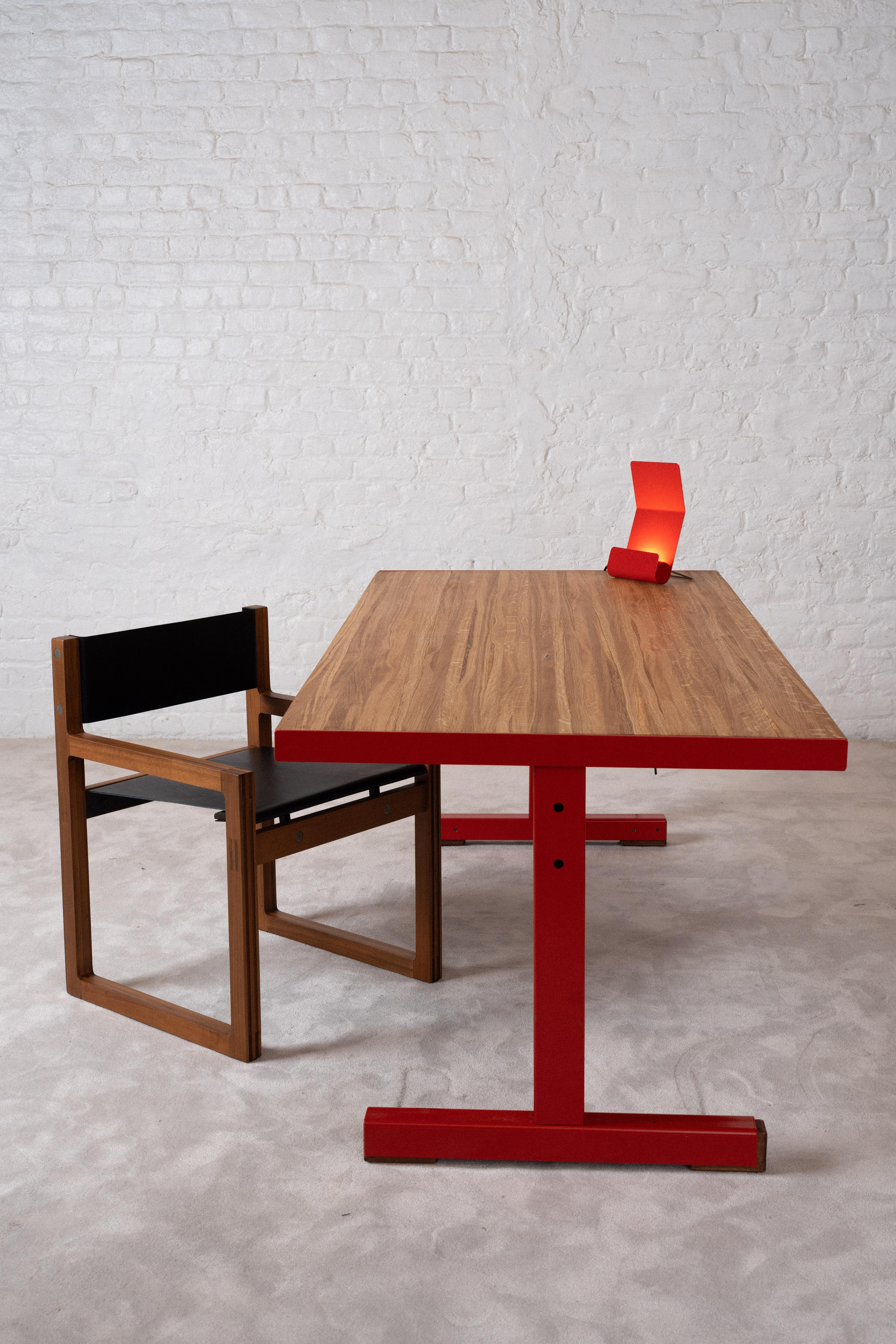 Esta mesa es una creación de Christophe Gevers, un famoso arquitecto de interiores belga. Trabajó en bastantes casas particulares de Bélgica y Francia, y en algunos restaurantes, como el restaurante de moda Canterbury de Bruselas (1992). Lo que hace