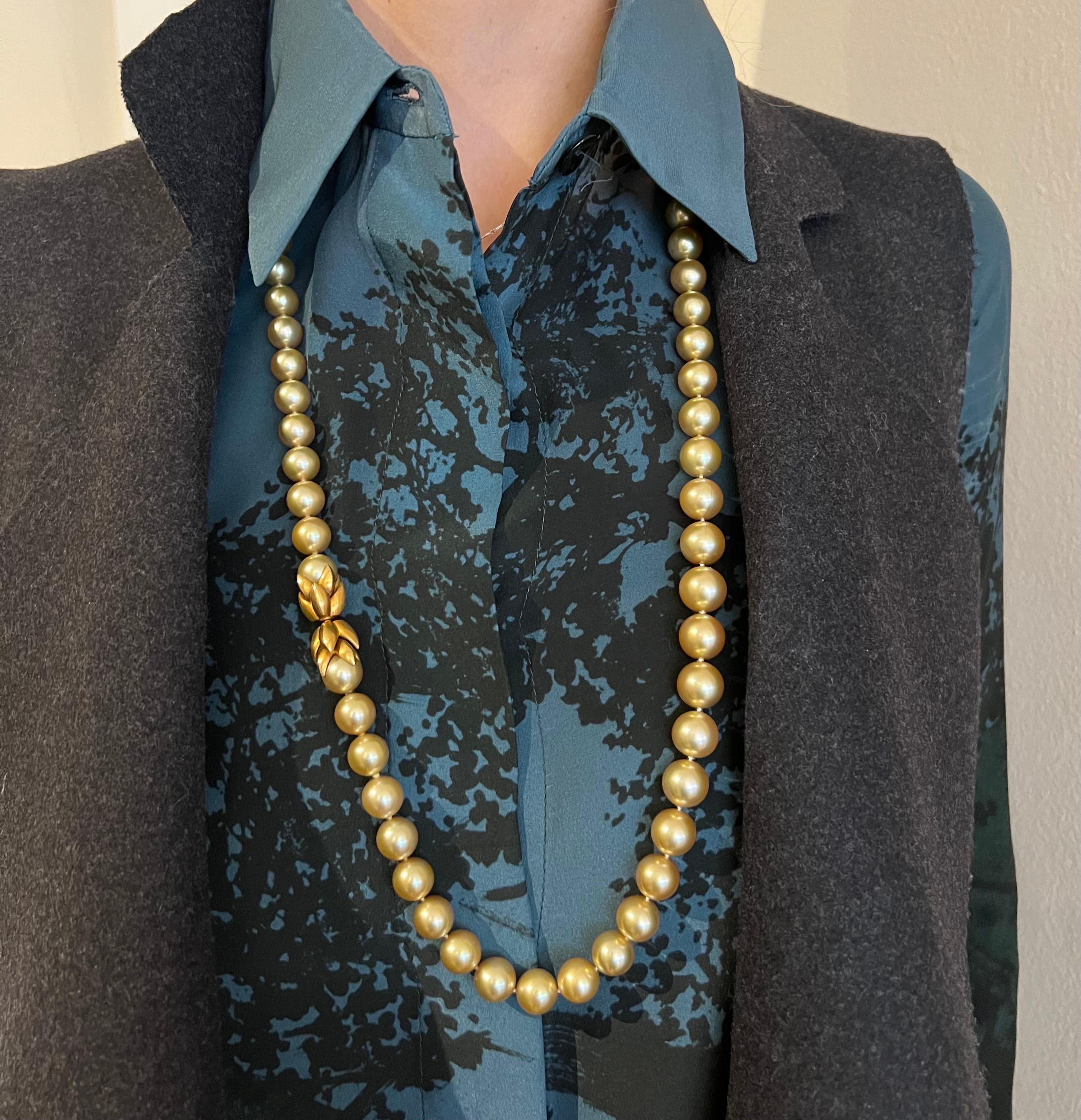 Contemporary Christophe Graber South Sea Cultured Pearl Necklace with Yellow Gold Clasp For Sale