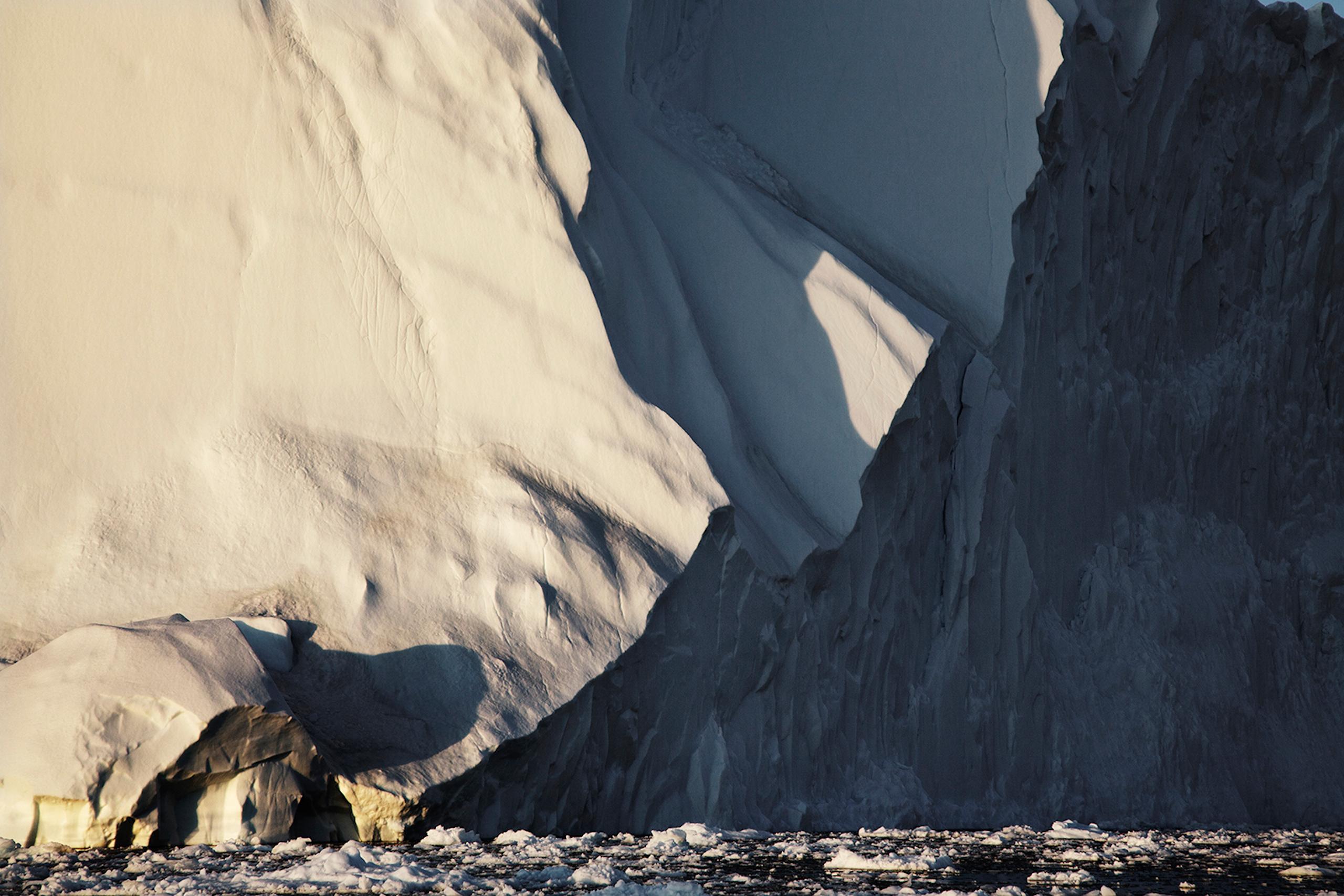 Iceberg N°14 ist eine limitierte Auflage der Fotografie des französischen zeitgenössischen Künstlers Christophe Jacrot. 

Dieses Foto wird nur als ungerahmter Abzug verkauft. Sie ist in 2 Größen erhältlich:
*60 cm × 90 cm (23,6" × 35,4"), Auflage:
