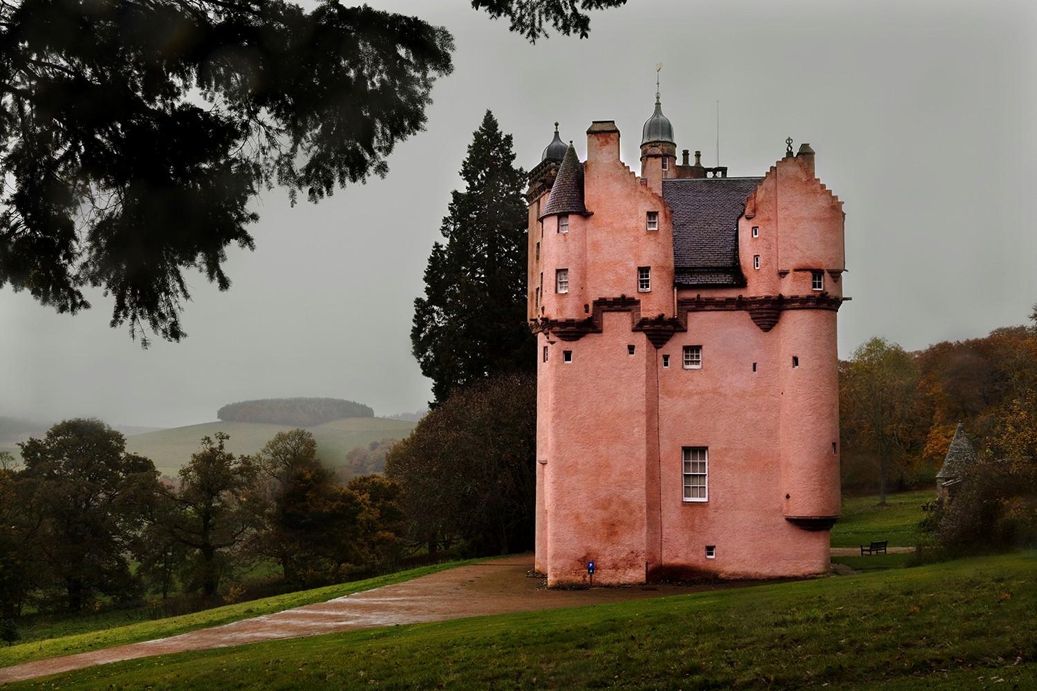 Rosa Schloss von Christophe Jacrot – Landschaftsfotografie, Architektur, Schottland