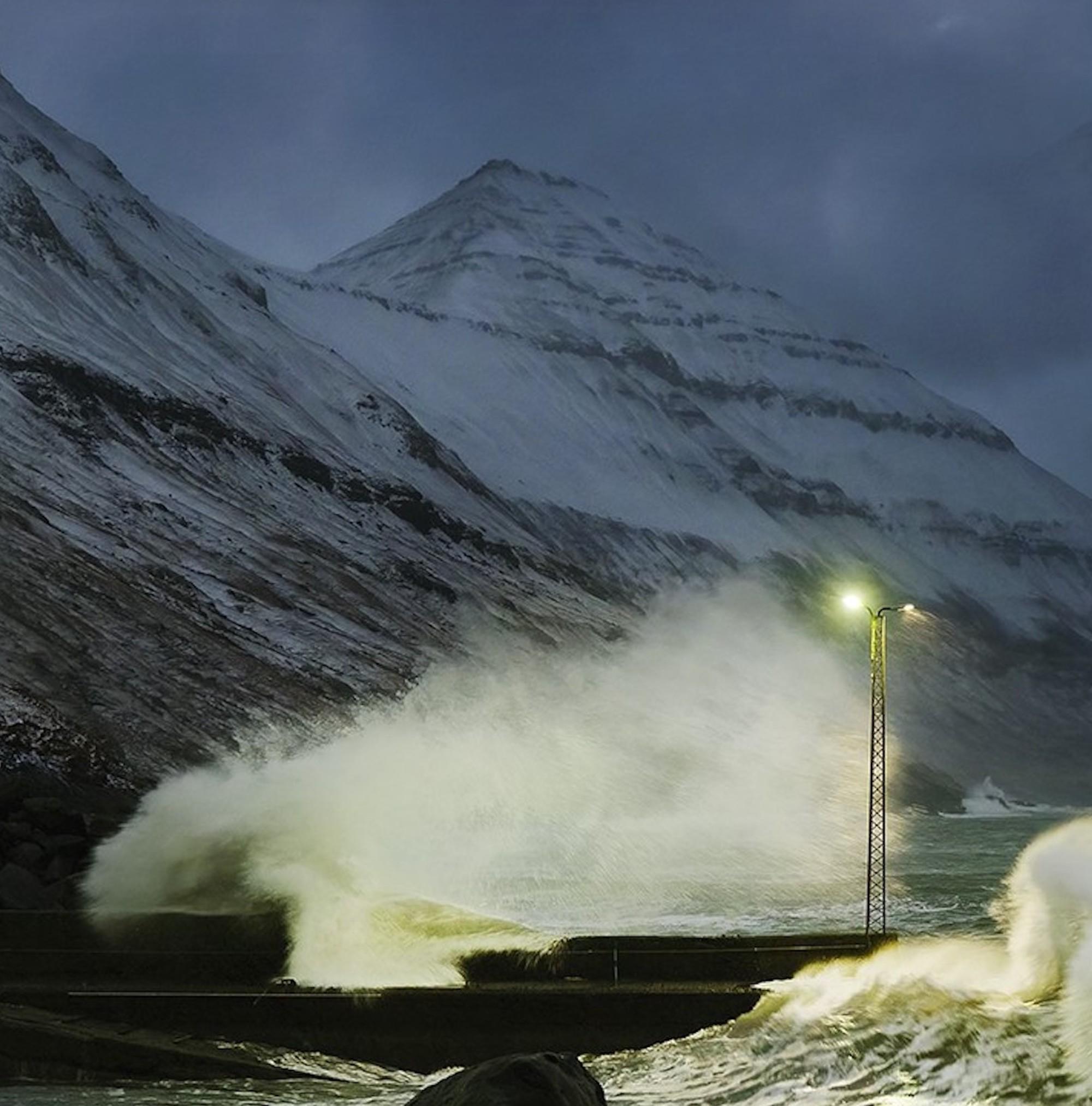 Restless von Christophe Jacrot - Winterfotografie, Wellen, Meereslandschaft, Nacht, Dunkelheit im Angebot 2