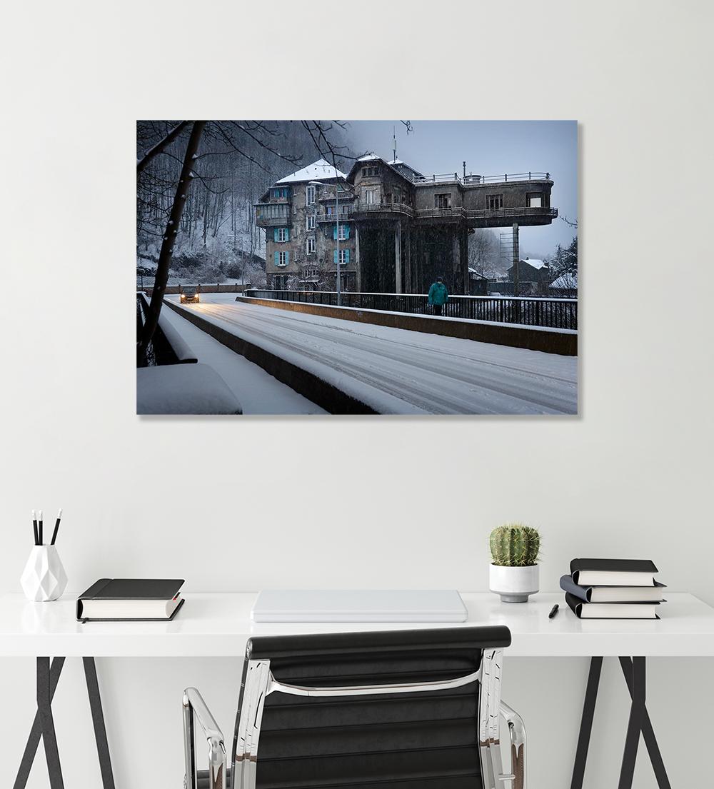 The Keller House 3 von Christophe Jacrot – Winterfotografie, Architektur, Mann im Angebot 1