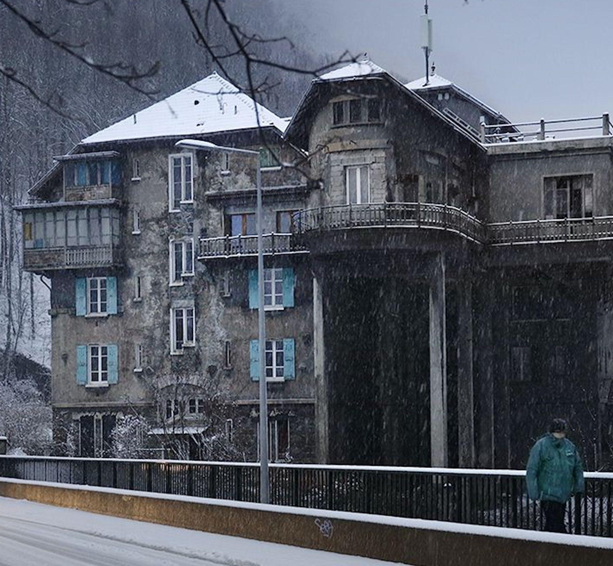 The Keller House 3 von Christophe Jacrot – Winterfotografie, Architektur, Mann im Angebot 2