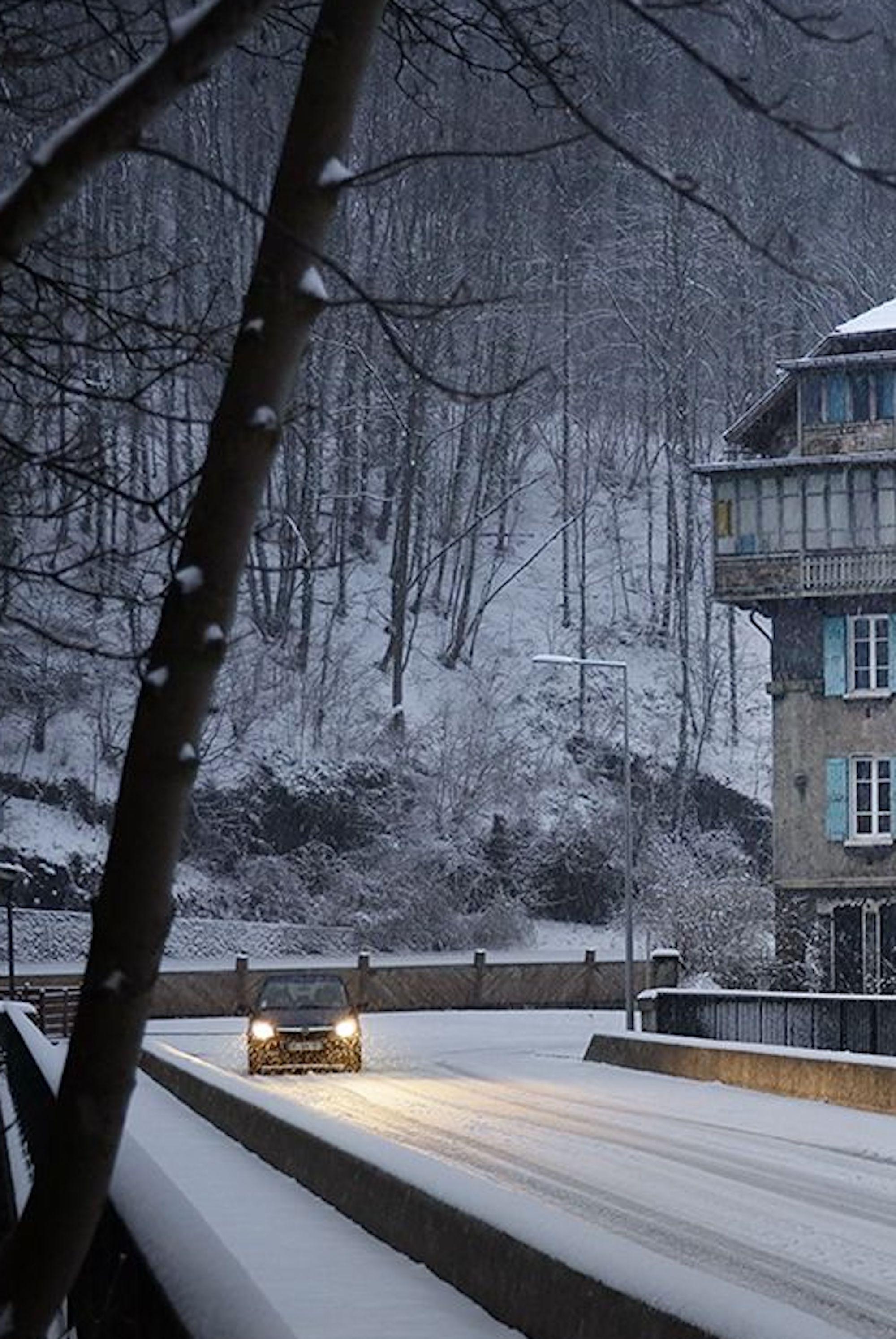 The Keller House 3 von Christophe Jacrot – Winterfotografie, Architektur, Mann im Angebot 3