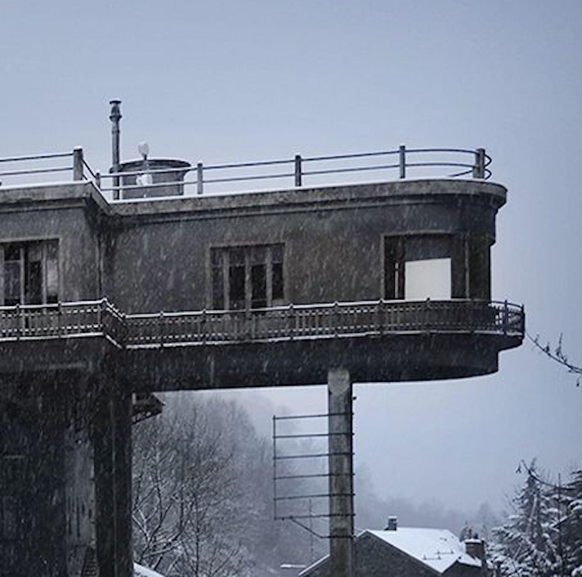The Keller House 3 von Christophe Jacrot – Winterfotografie, Architektur, Mann im Angebot 4