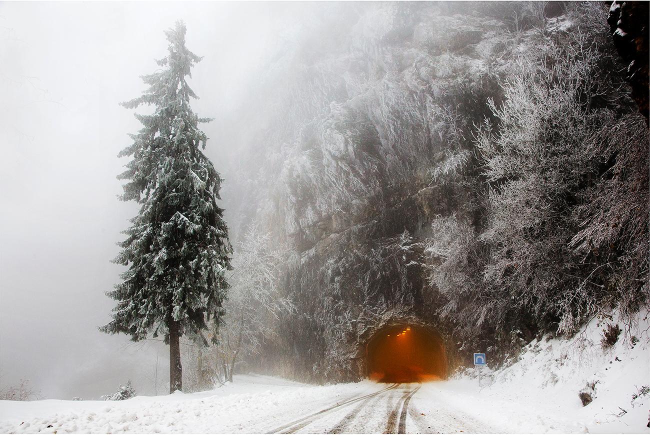 Der Tunnel, Vercors, ist eine limitierte Auflage einer Fotografie des französischen Künstlers Christophe Jacrot aus der Serie Vercors. Die Serie zeigt verschneite Landschaften in der französischen Region Vercors. 
Kunstdruck auf Radierpapier