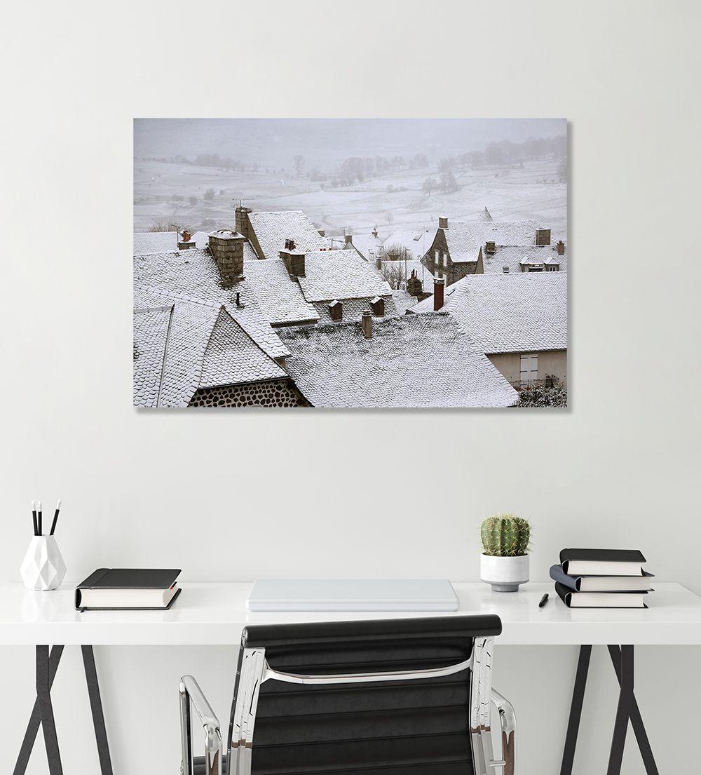 Kacheldach von Christophe Jacrot – Winterlandschaftsfotografie, Gebäude, Schneewittchen im Angebot 1