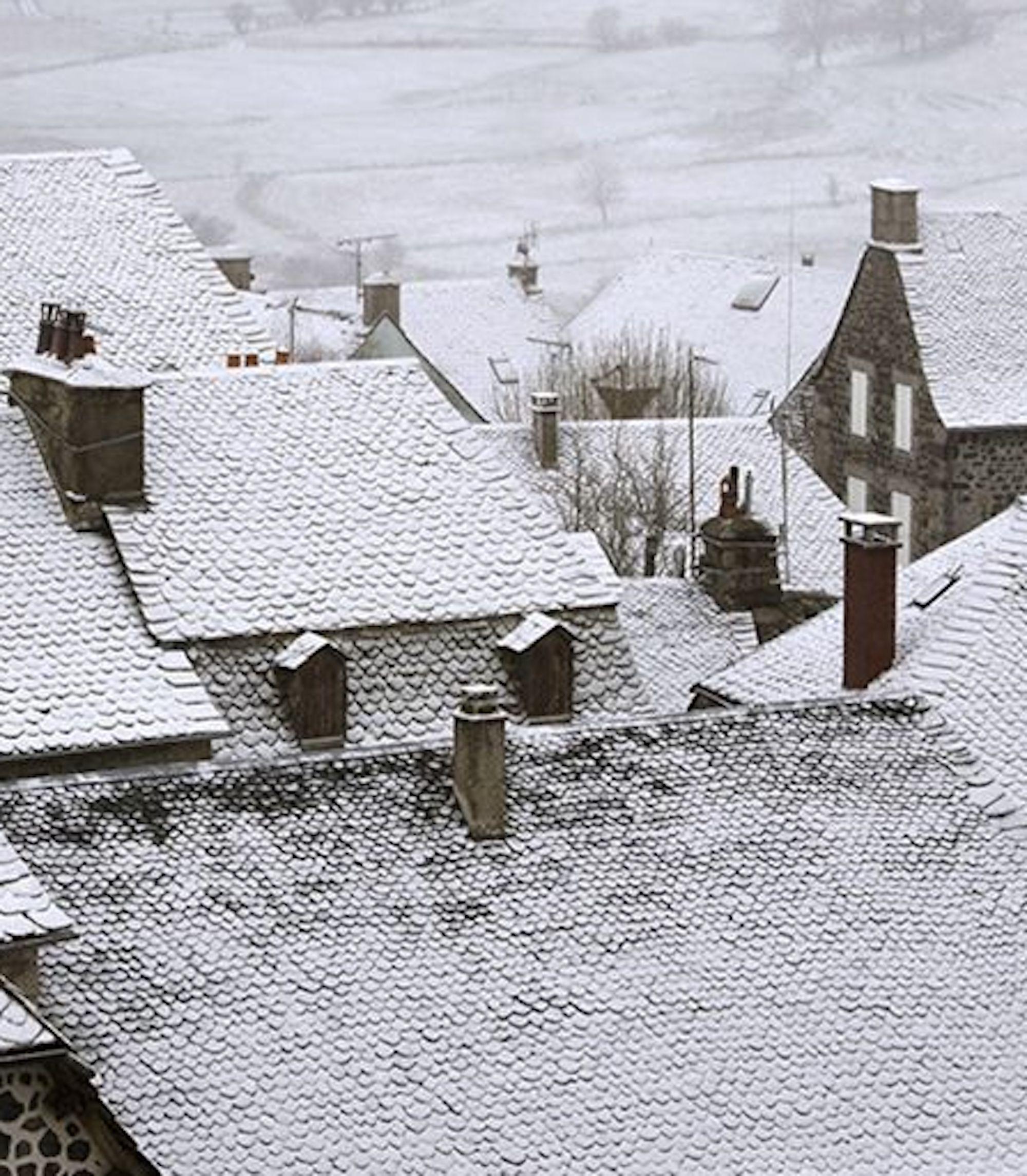 Kacheldach von Christophe Jacrot – Winterlandschaftsfotografie, Gebäude, Schneewittchen im Angebot 3