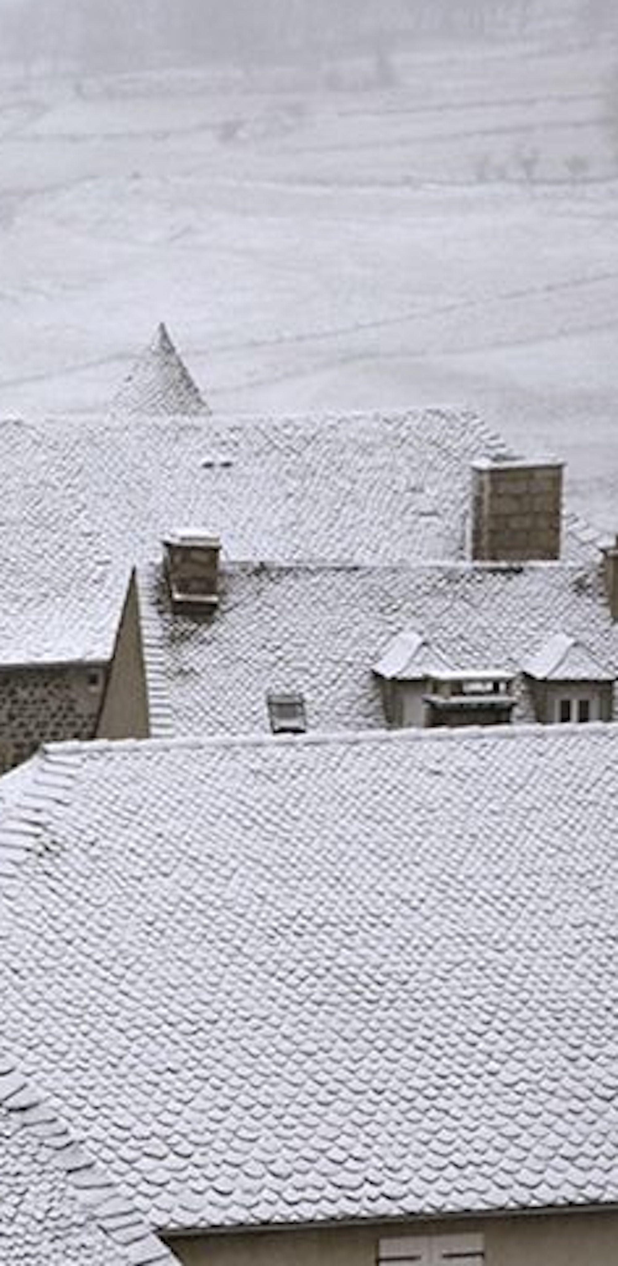 Kacheldach von Christophe Jacrot – Winterlandschaftsfotografie, Gebäude, Schneewittchen im Angebot 4