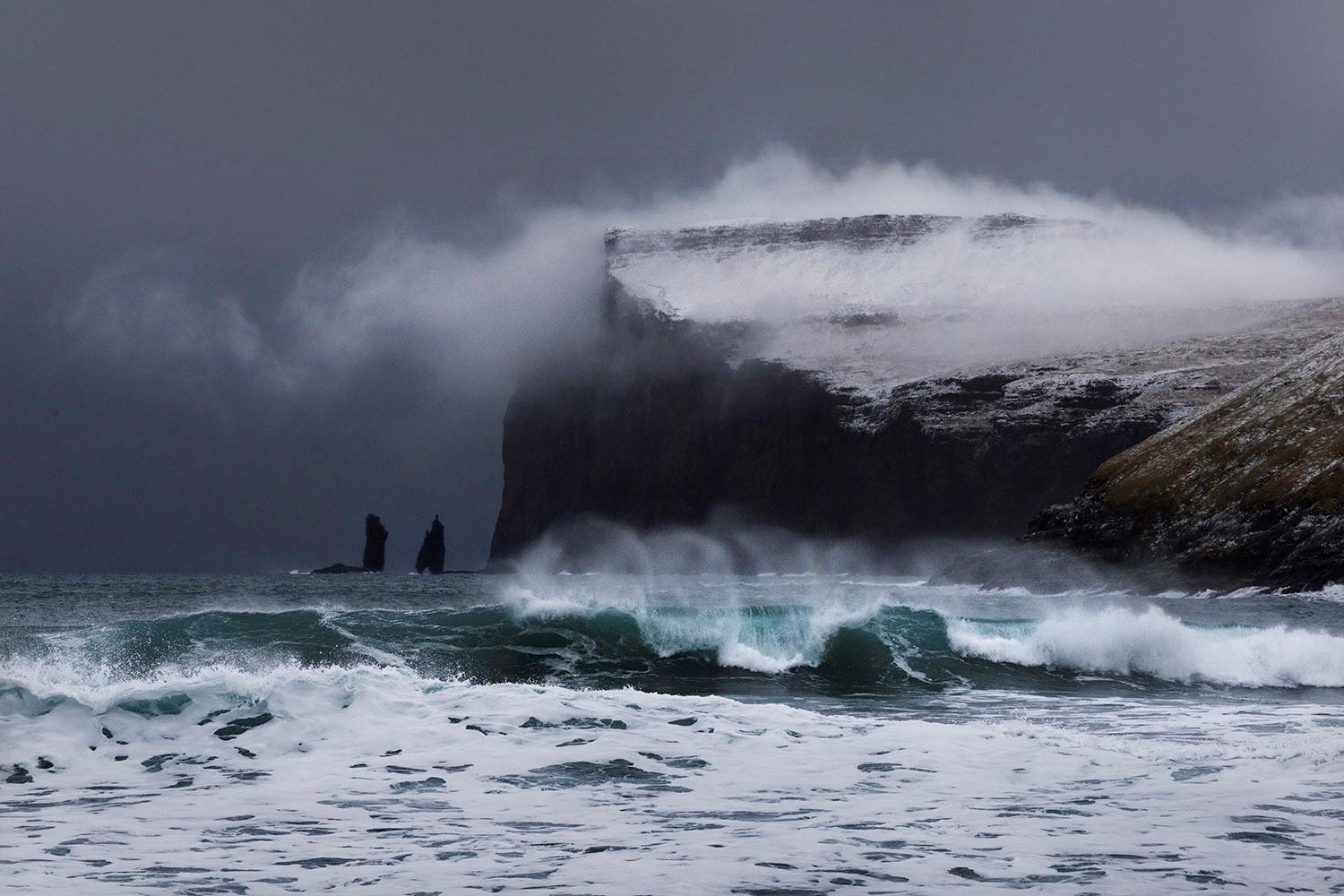 Waves ist eine limitierte Auflage der Fotografie des zeitgenössischen Künstlers Christophe Jacrot. Sie ist Teil der Reihe "Turbulente Färöer Inseln". Das tosende Meer und die Wolke, die auf diesem Foto den Nebel auf der Klippe verursacht,