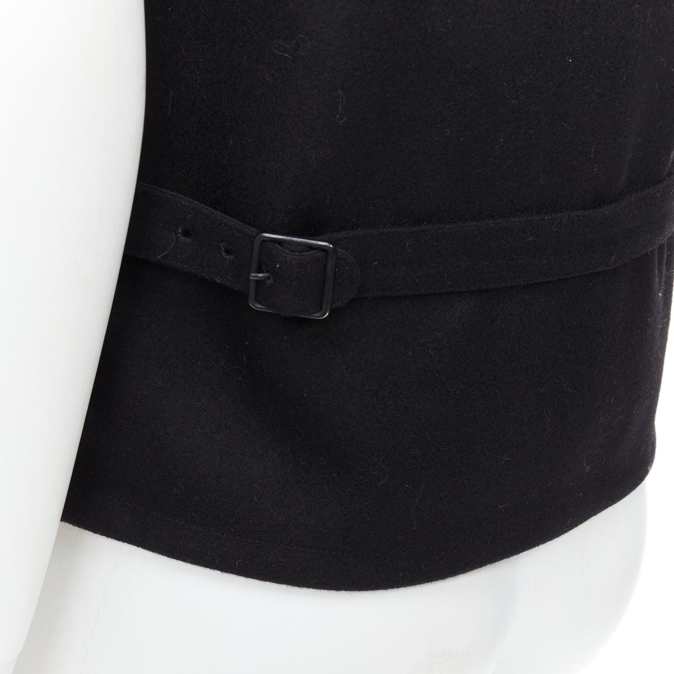 Christophe LEMAIRE gilet in vita in cotone 100% lana vergine Sz3
Riferimento: PRWU/A00124
Marchio: Lemaire
Materiale: Lana vergine
Colore: nero
Modello: Tinta unita
Chiusura: bottone
Fodera: Cotone nero
Dettagli extra: Cintura sulla