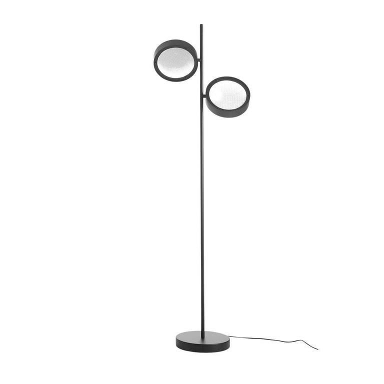 Lámpara de pie modelo Berlin 323, de Christophe Pillet.

Fabricado por Oluce, Italia.

Materiales:
Metal, cristal

Dimensiones:
Ø 30 cm, H 180 cm

Estas son las dimensiones de la base y la altura, el fabricante no facilita las dimensiones exactas de