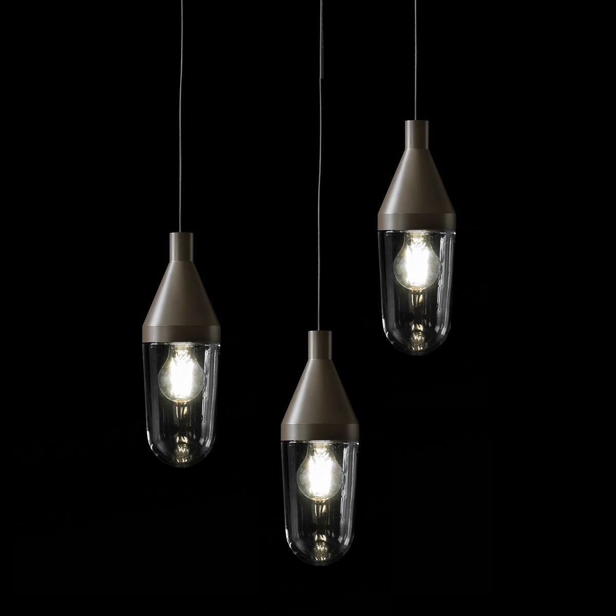 Lampe à suspension 'Niwa' conçue par Christophe Pillet en 2017. Lampe à suspension donnant une lumière diffuse. Structure en aluminium laqué, diffuseur en verre soufflé transparent. Fabriqué par Oluce, Italie.

Niwa est une lampe