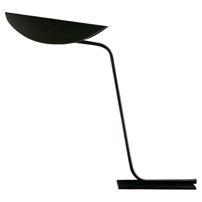 Lampada da tavolo Christophe Pillet 
Plume
 in bronzo anodico e metallo nero di Oluce