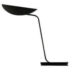 Lampada da tavolo Christophe Pillet 
Plume
 in bronzo anodico e metallo nero di Oluce