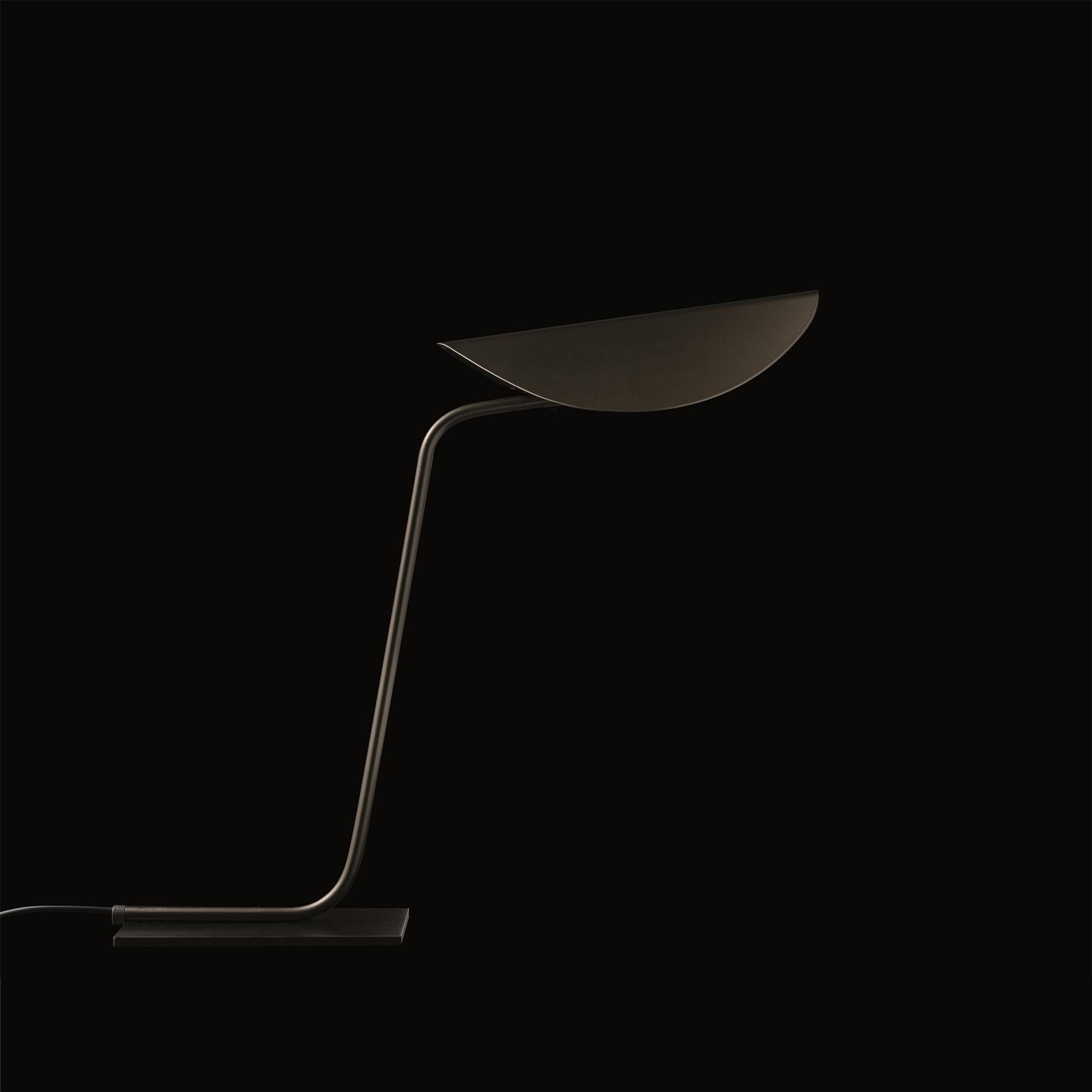 Lampe à poser 'Plume' conçue par Christophe Pillet en 2017.
Lampe de table à lumière indirecte en métal laqué. Structure tubulaire en métal courbé.
Fabriqué par Oluce, Italie.

Plume, conçue par Christophe Pillet, une famille de lampes composée