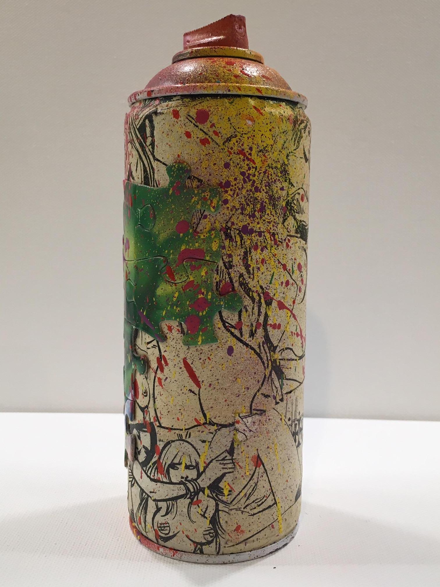 Entre street art et pop art, KIKI revisite la mythologie des super-héros et les images érotiques ...
Bombe aérosol recyclée (inerte et vide de tout résidu) ... Collages à partir de puzzles de bandes dessinées standard et de morceaux de 