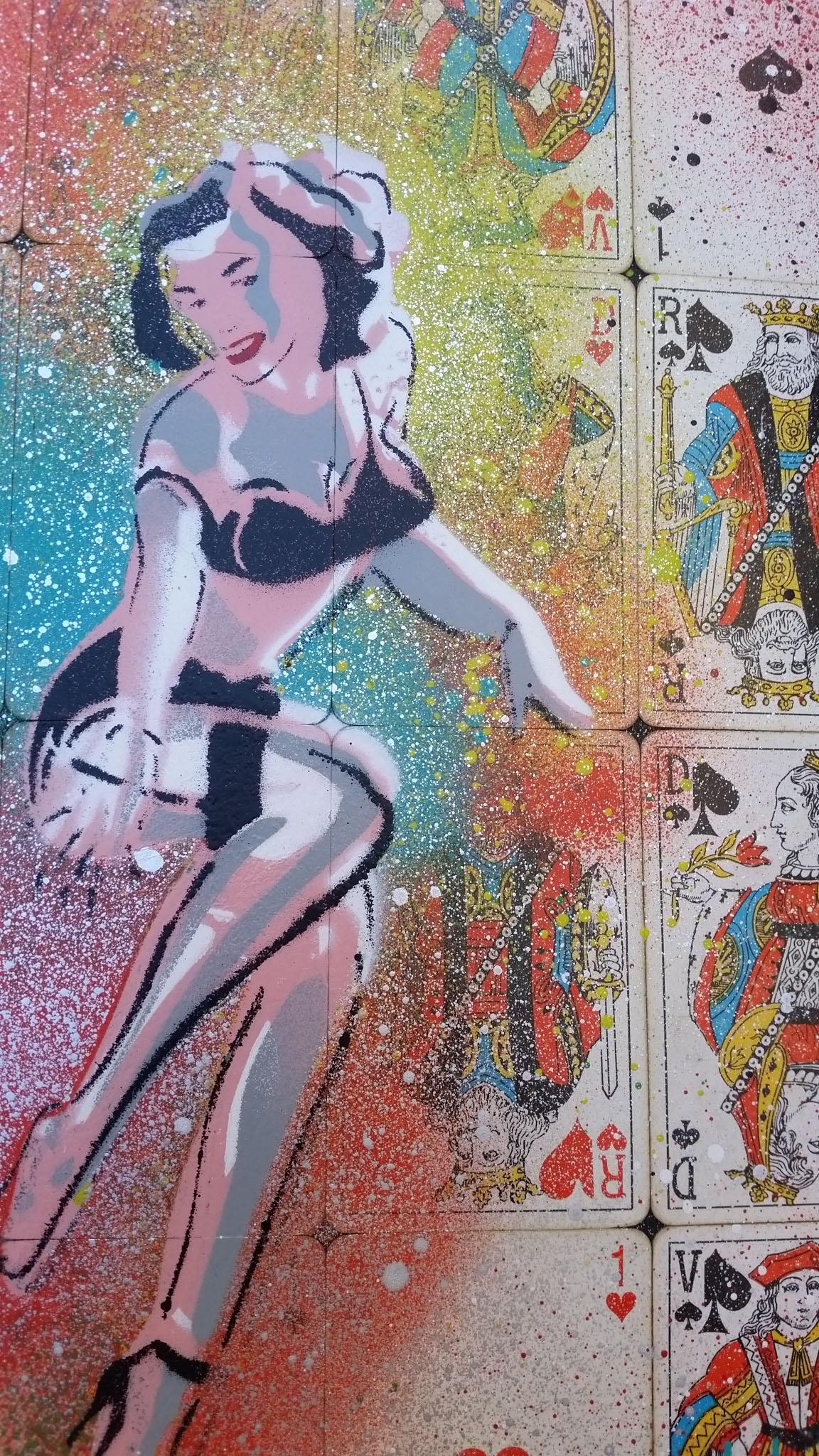 Magia del Strip Poker - Figurative Painting Gris de Christophe Stouvenel
