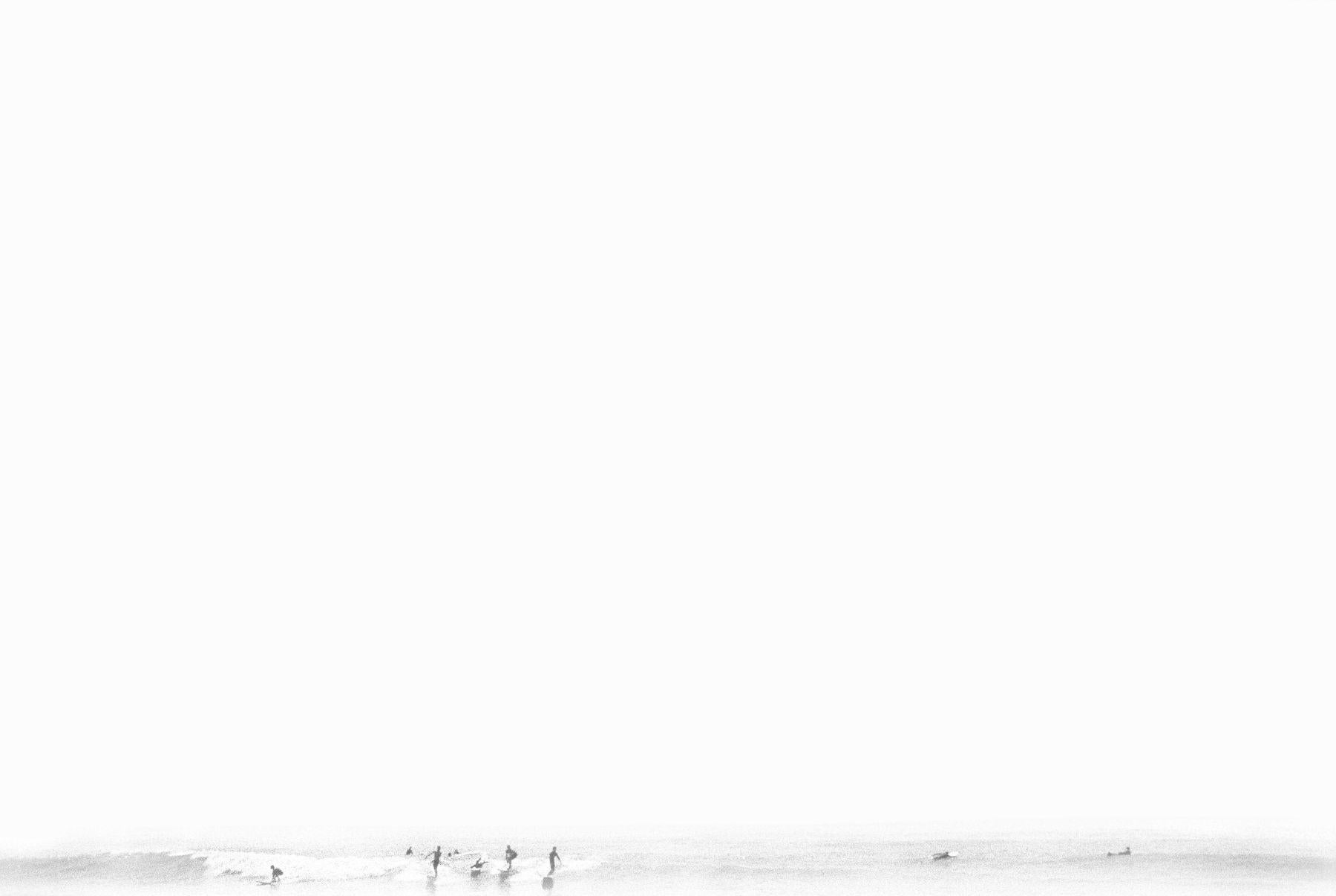 Christophe von Hohenberg Black and White Photograph – Gruppe von Surfern