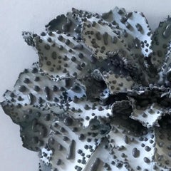 Sin título, escultura biomórfica gris de cerámica con aspecto de flora, 2017