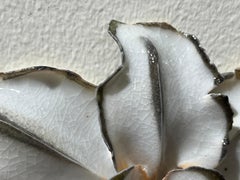 Moment 3b, escultura mural floral de porcelana blanca, esmalte craquelado, 5x5x2 pulgadas.