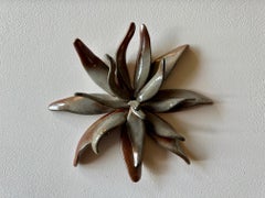 Untitled CA245, scultura organica a parete in ceramica dai toni lucidi della terra