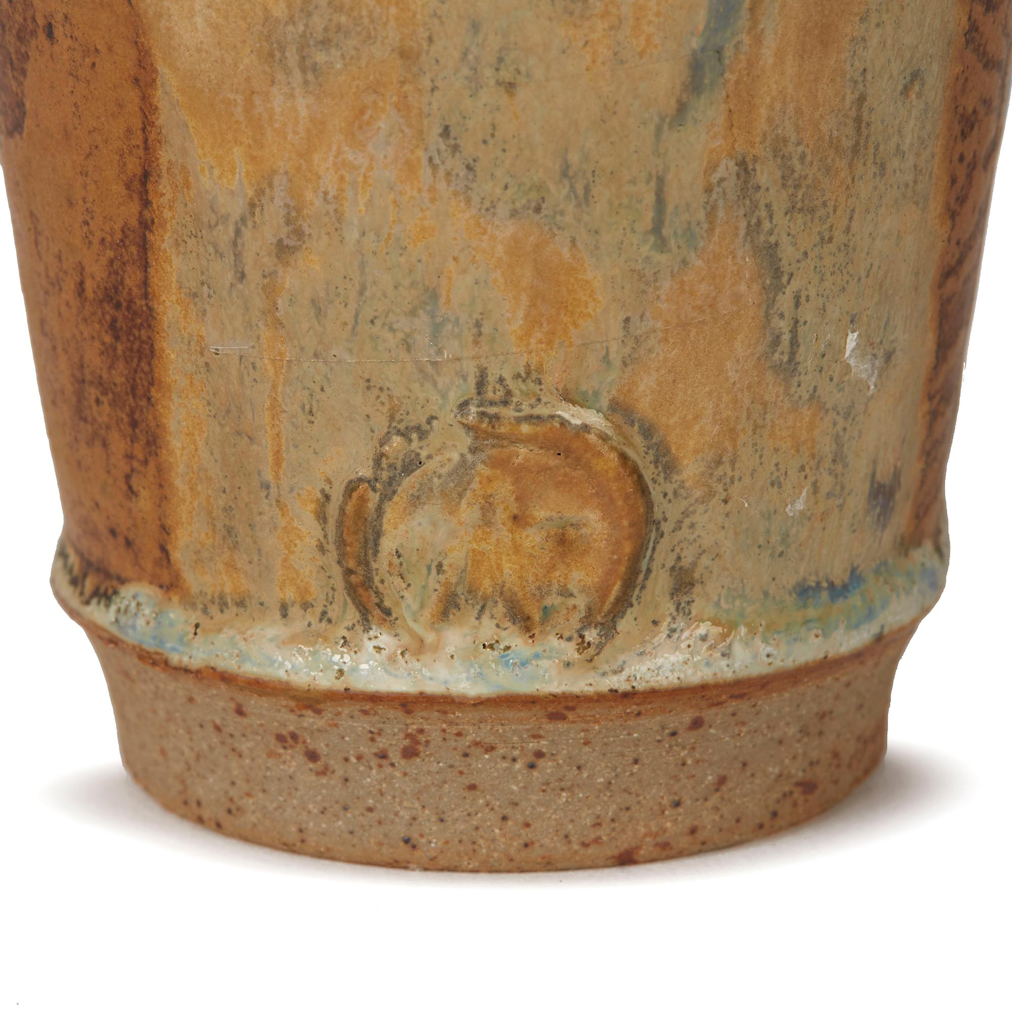 Eine sehr stilvolle Vase von Studio Pottery mit einer geformten Tenmoku-Glasur. Der Körper ist mit mattierten, strukturierten Glasuren in kontrastierenden Brauntönen von Christopher Anderson versehen. Die Keramikvase hat einen unglasierten Fuß mit