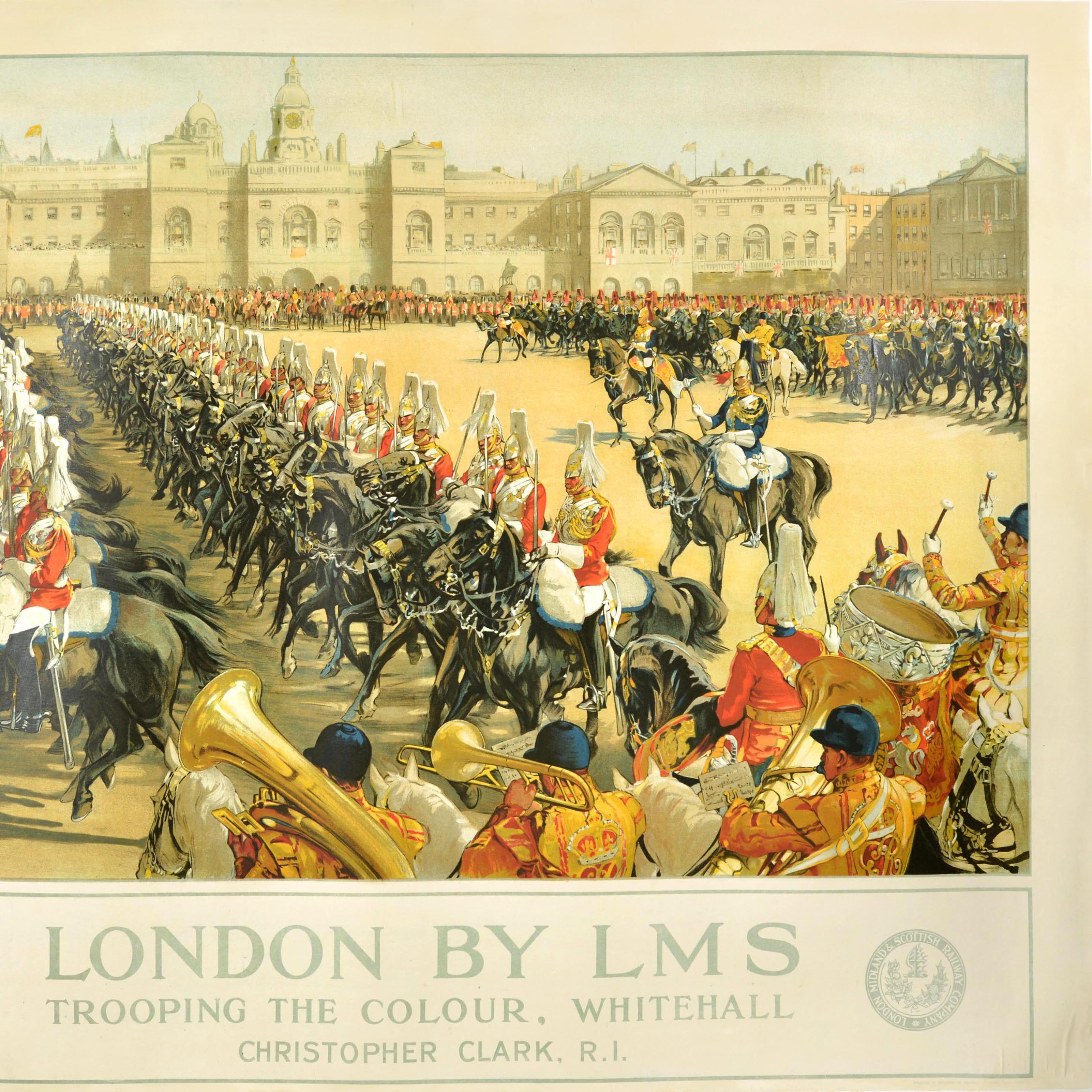 Cartel original de época emitido por los ferrocarriles escoceses LMS London Midland con ilustraciones del pintor y cartelista Christopher Clark (1875-1942) con el título - London by LMS Trooping the Colour Whitehall - debajo de la escena ceremonial