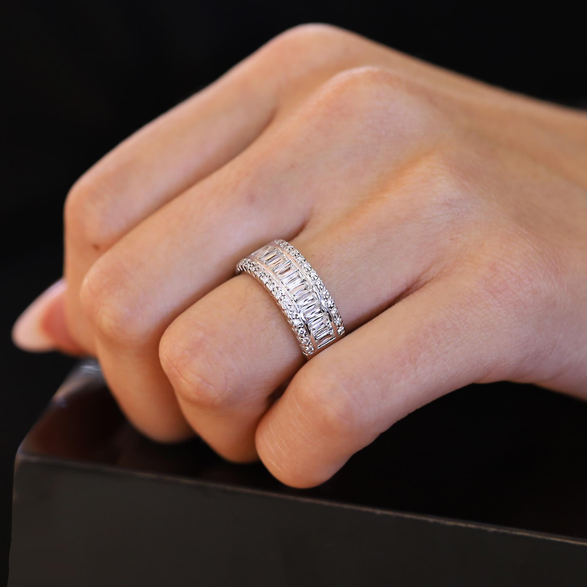 Une large et magnifique alliance à trois rangs de diamants taillés en biseau. Les bracelets d'anniversaire de Christopher Designs sont un hommage intemporel à l'amour durable, et cette merveille vintage offre le feu étincelant pour lequel le