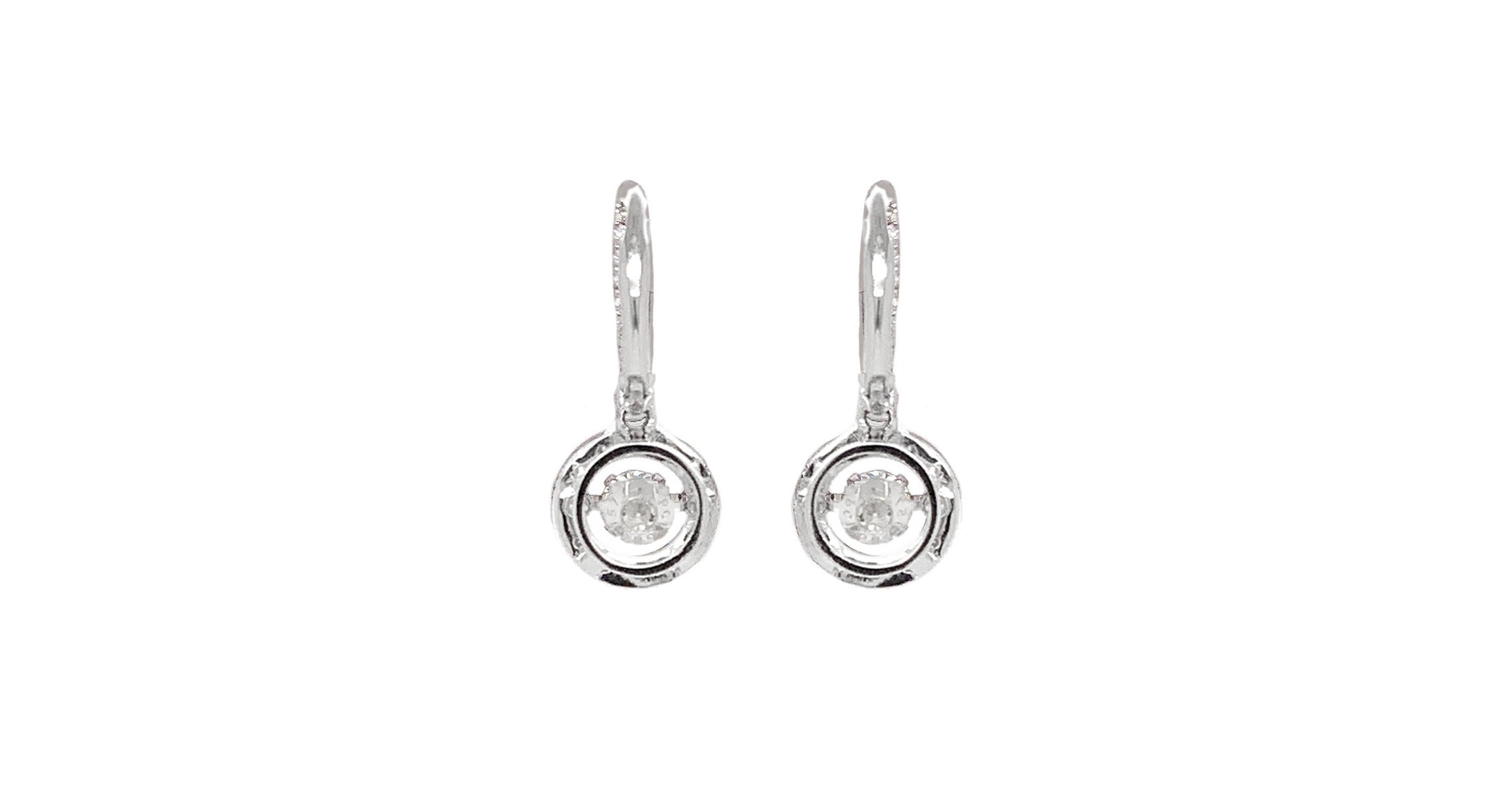 Taille transversale Boucles d'oreilles en or blanc 18 carats avec diamants ciselés Christopher Designs en vente