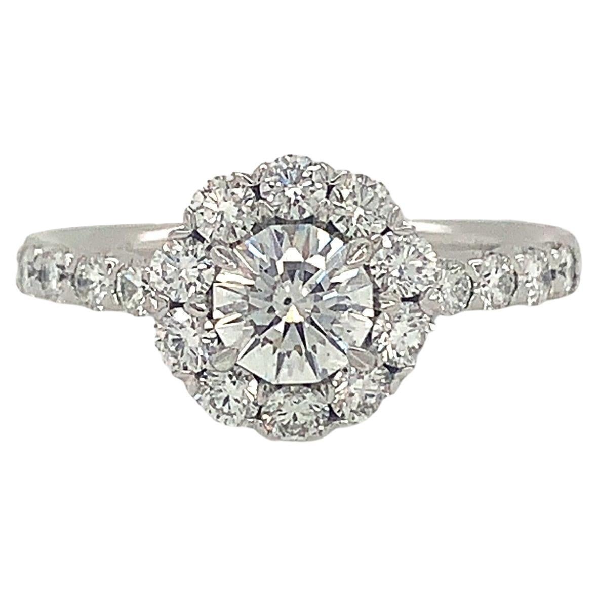Christopher Designs Bague de fiançailles en or blanc 18 carats avec halo de diamants ronds taillés en série en vente