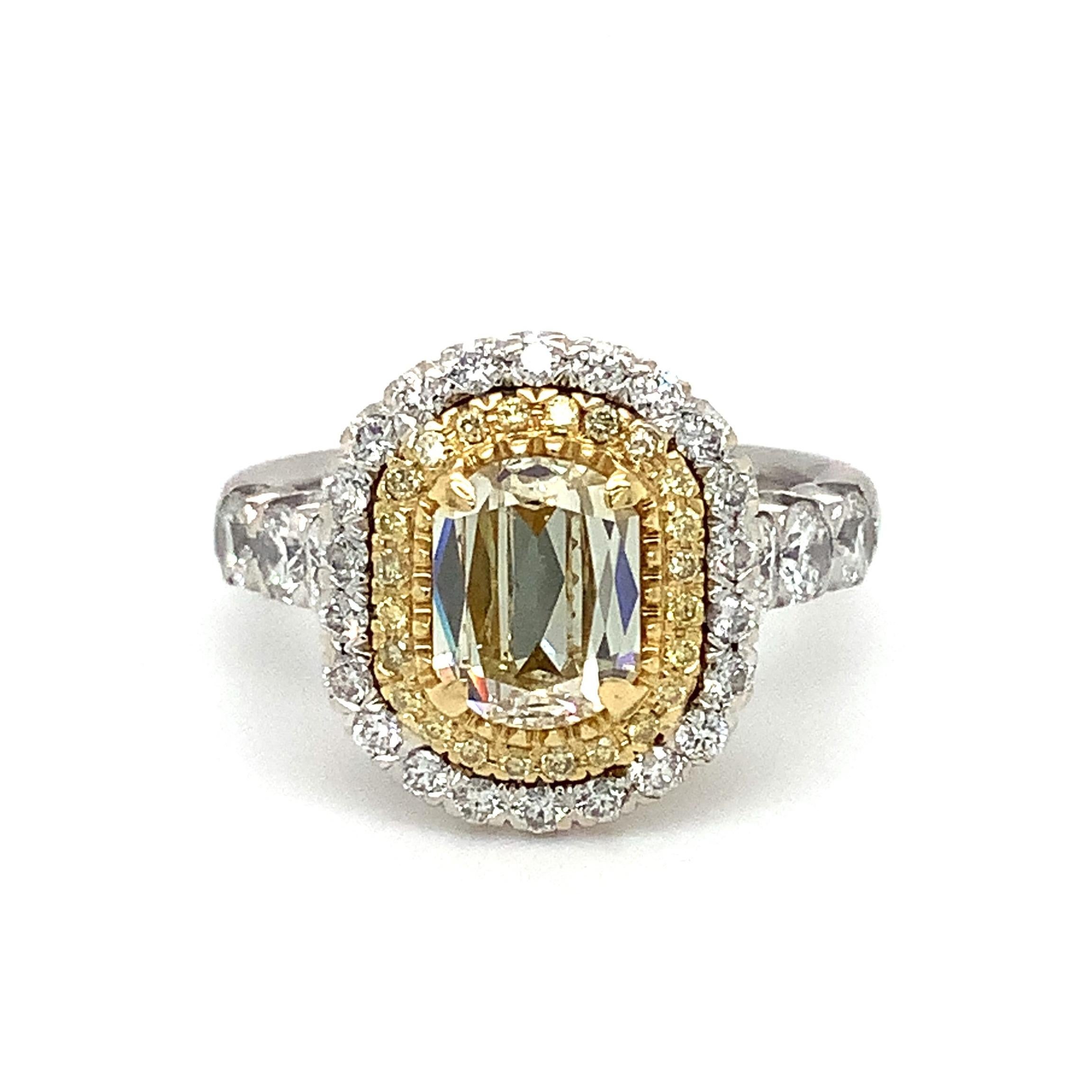  Dieser Christopher Designs L'Amour Crisscut® Light Fancy Yellow Diamond Double Halo Ring ist aus 18 Karat Weiß- und Gelbgold gefertigt. Das Herzstück ist ein 1,20 ct. VVS1 Reinheit L'Amour Crisscut Oval Light Fancy Yellow Diamant. Insgesamt 0,11