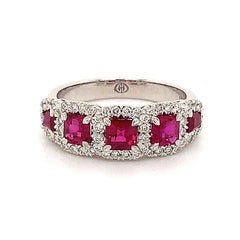 Christopher Designs Anillo de rubí birmano rojo vivo con halo de diamantes en oro de 18 quilates