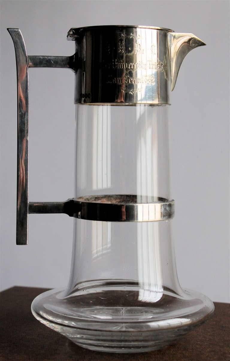 Ein seltenes, von Christopher Dresser für Hukin and Heath entworfenes Silber- und Glasgefäß aus der englischen Ästhetikbewegung. Signiert, trägt Gravur als sportliche Auszeichnung.