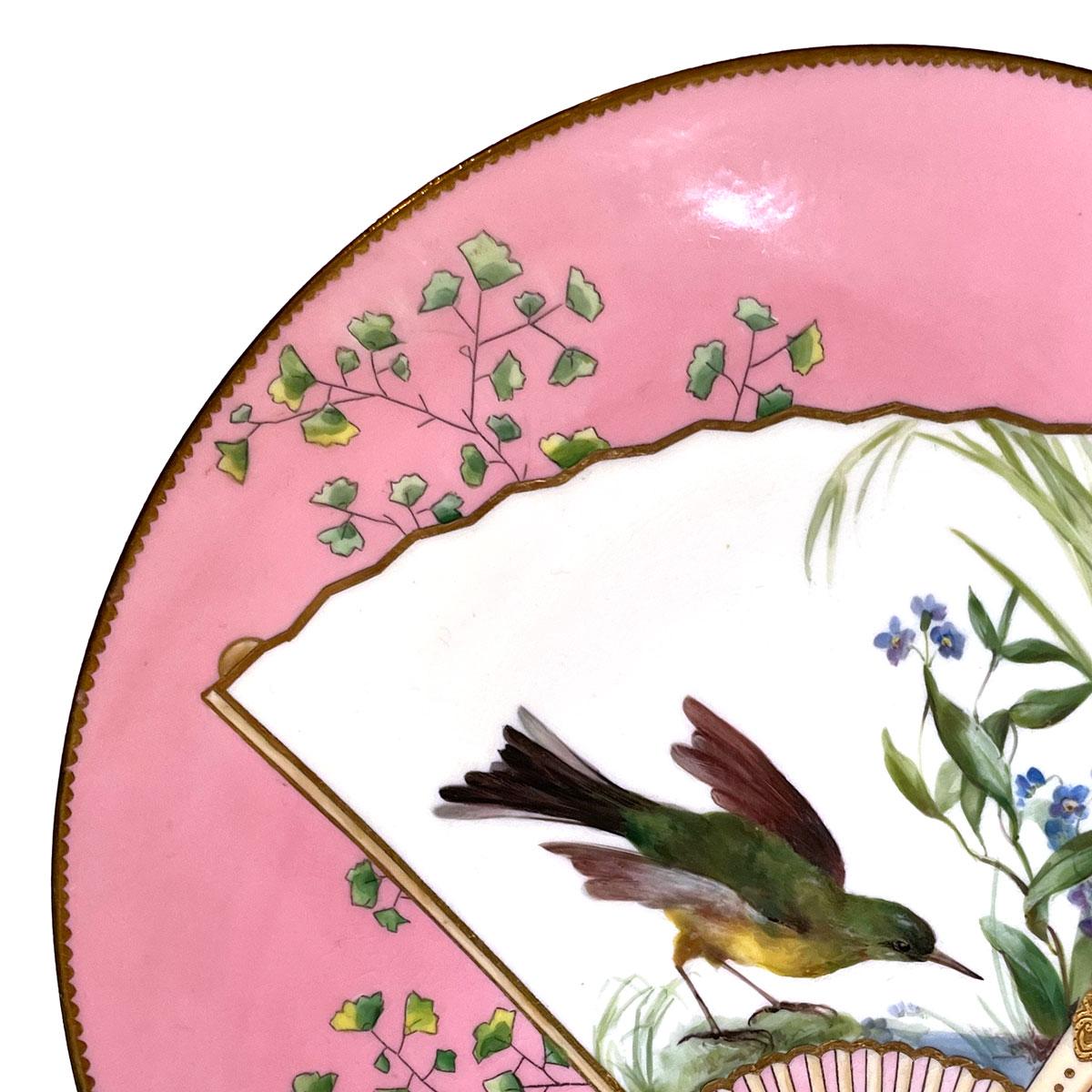 Rosa Minton-Porzellanteller im Stil des Japonismus, hergestellt von Christopher Dresser. Runder Teller, verziert mit einem orientalischen Fächer, der einen schönen und bunten Vogel darstellt. Hübsche Dekoration mit Pflanzen und orientalischen