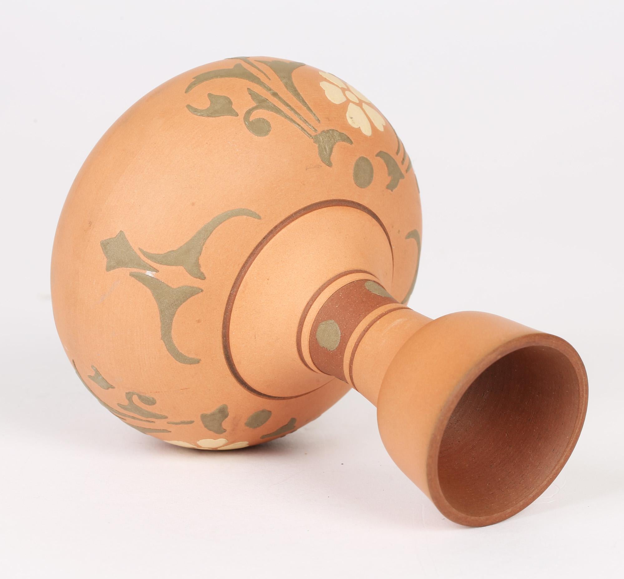 Eine sehr stilvolle ästhetische Bewegung Terrakotta-Vase mit Slip appliziert floralen Mustern in der Art von Watcombe und Design zugeschrieben Christopher Dresser aus der Zeit um 1880. Diese sehr fein gearbeitete Vase steht auf einem schmalen,