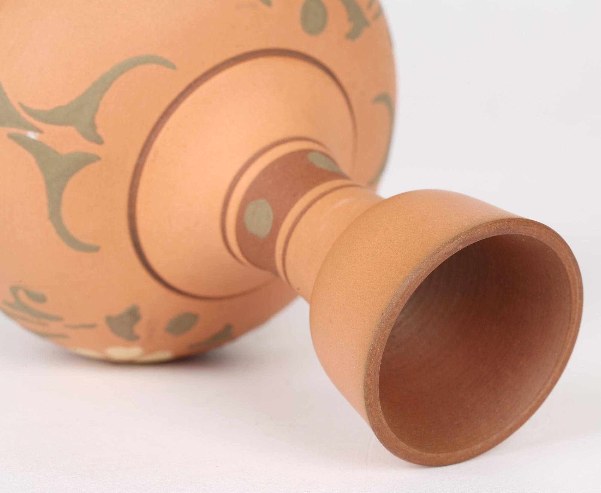 Christopher Dresser zugeschriebene Terrakotta-Vase, Ästhetizismus (Handbemalt) im Angebot
