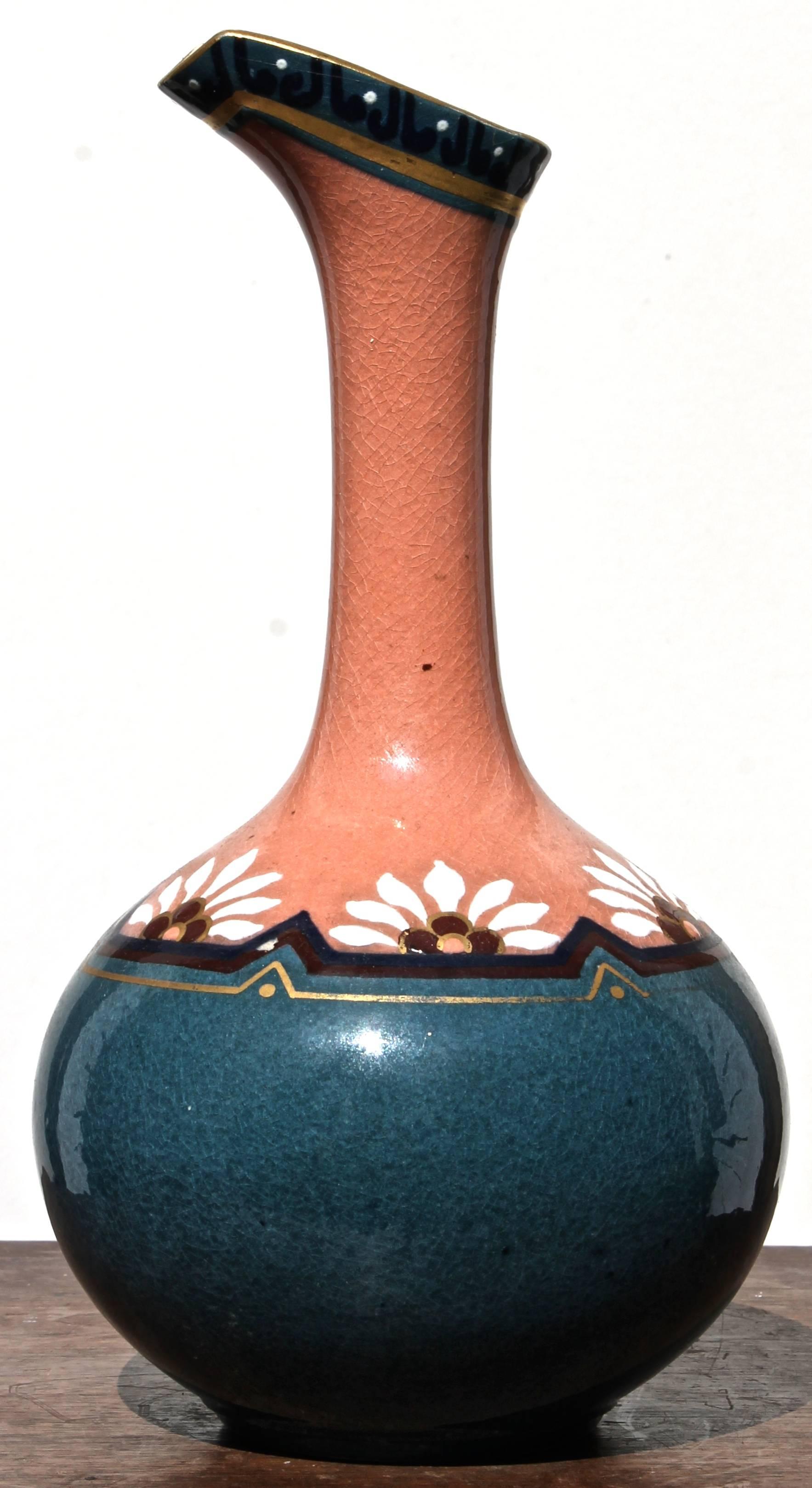 Sebbene non sia documentata (a nostra conoscenza) questa bellissima caraffa in ceramica presenta tutti i segni distintivi dell'innovativo lavoro di Christopher Dresser.