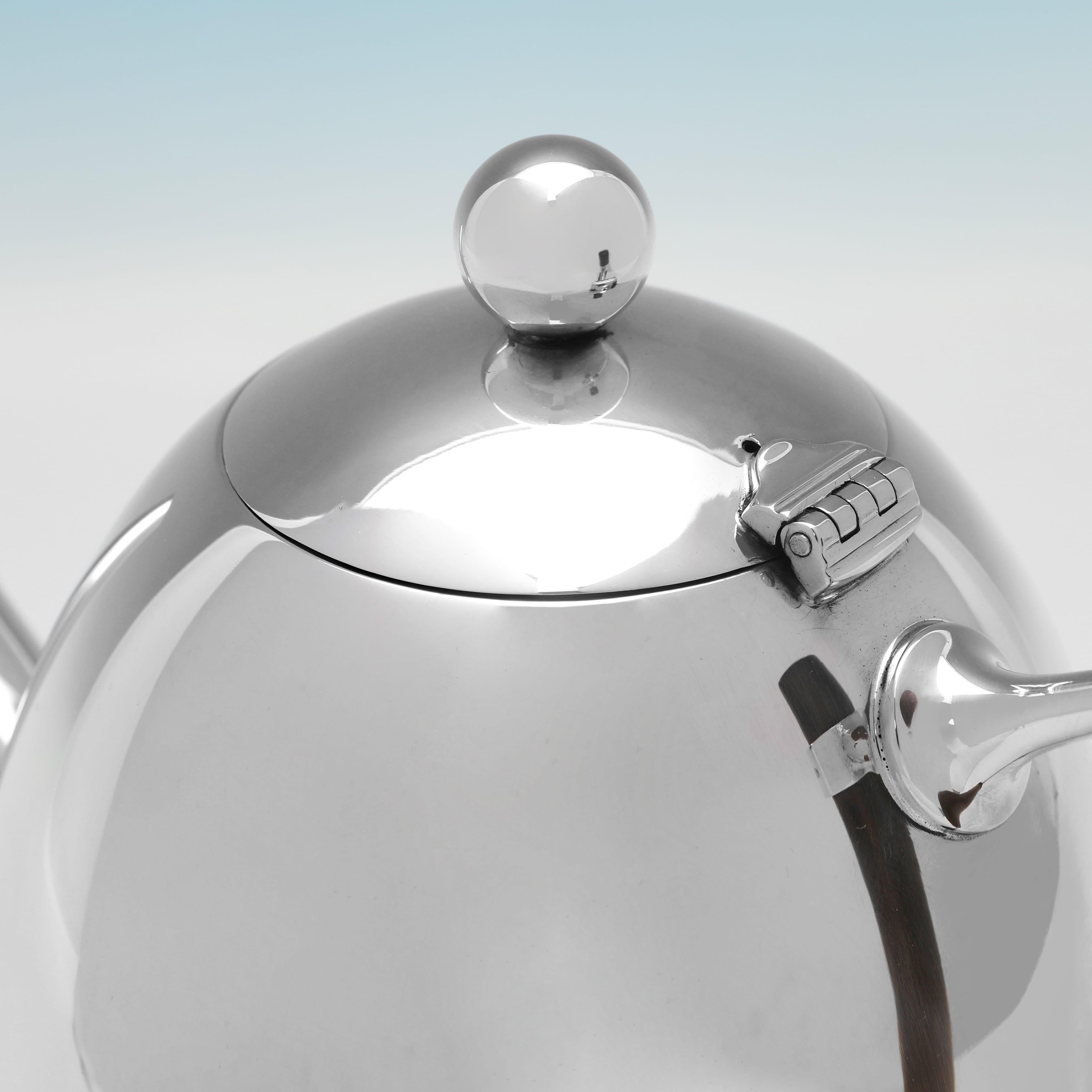 Juego de té y café en plata de ley diseño Christopher Dresser de Asprey 1995 finales del siglo XX en venta