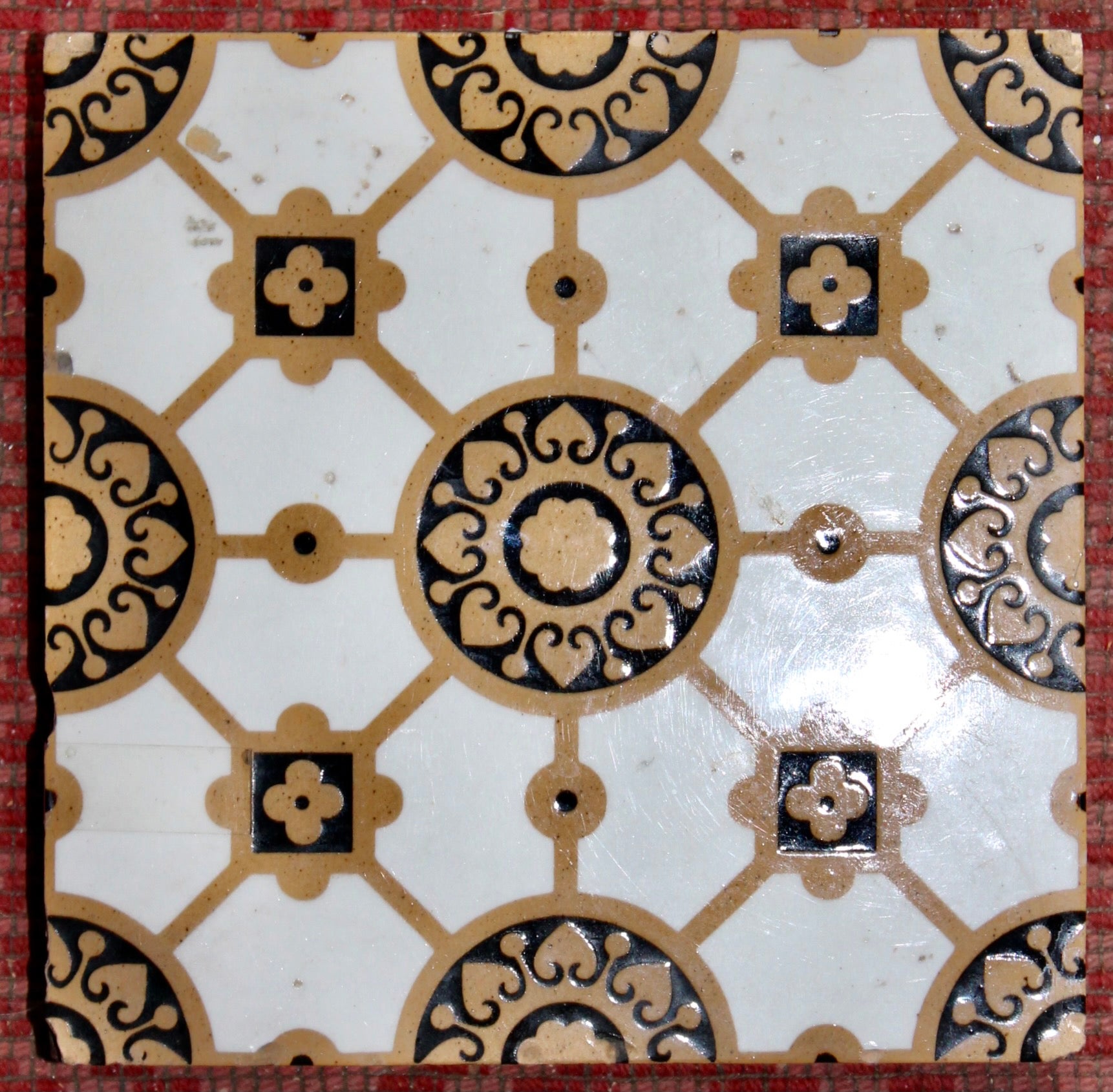 Christopher Dresser a conçu des carreaux géométriques à l'encaustique. Fabriqué de 1870 à 1985 par Minton and Company, Stoke upon Trent.  Signé en bas de page.  Une version bleue de notre carreau est documentée dans 'Christopher Dresser' Stuart