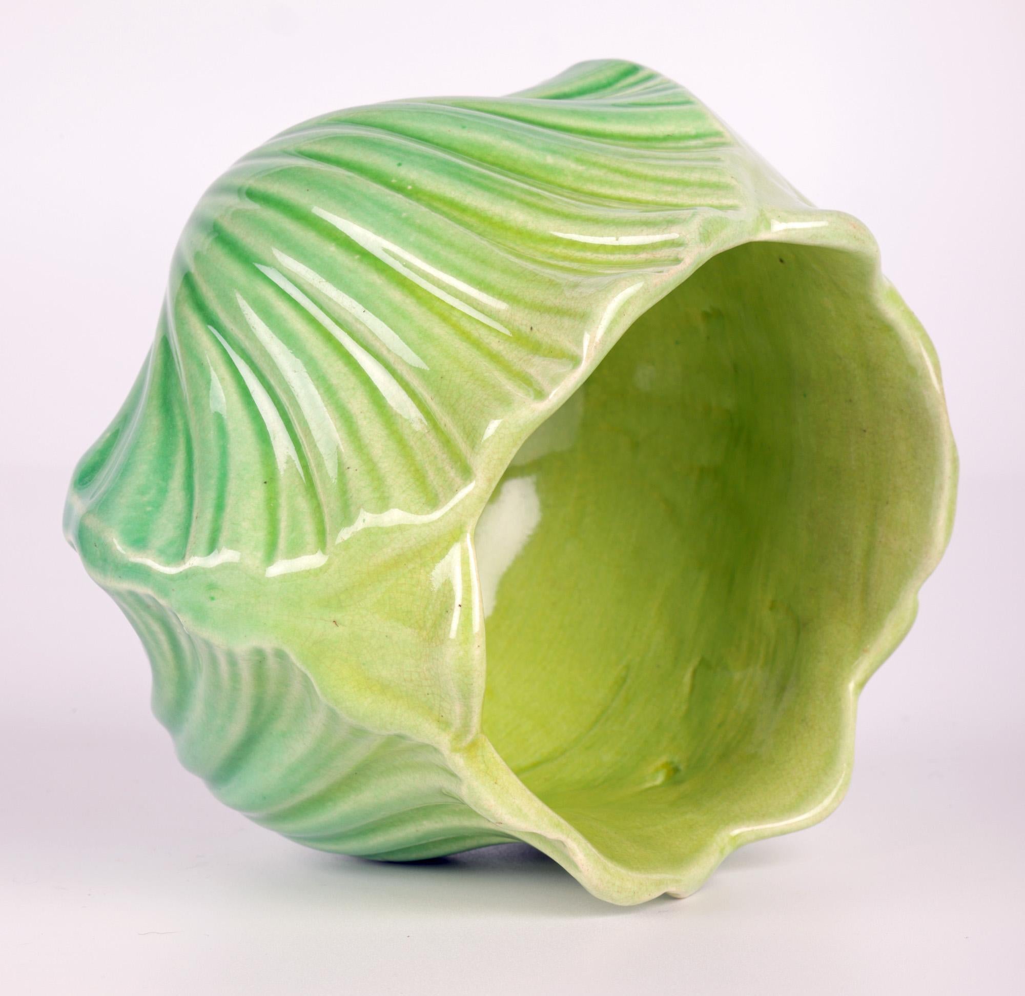 Vase vert Christopher Dresser for Ault Arts & Crafts Bon état - En vente à Bishop's Stortford, Hertfordshire