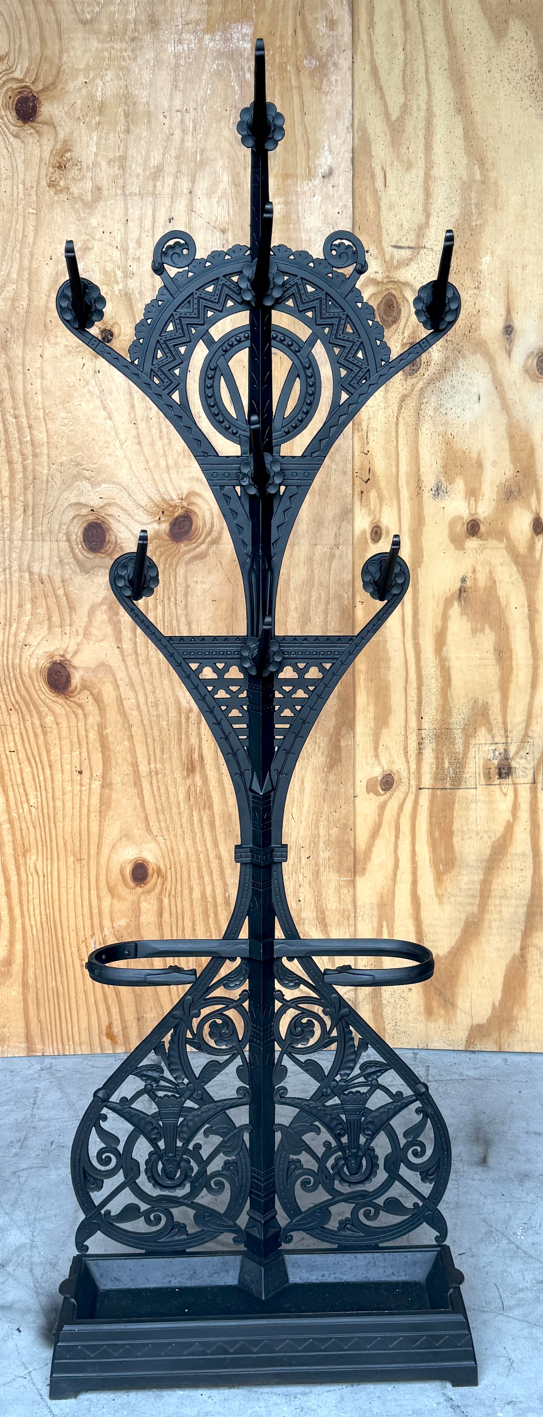 Christopher Dresser für Coalbrookdale, Cast Iron Aesthetic Movement Hall Stand, englische Registriernummer 214965, Datum der Registrierung: Oktober 17, 1868

Ein seltener und architektonisch auffälliger Kleider- und Schirmständer aus Gusseisen,