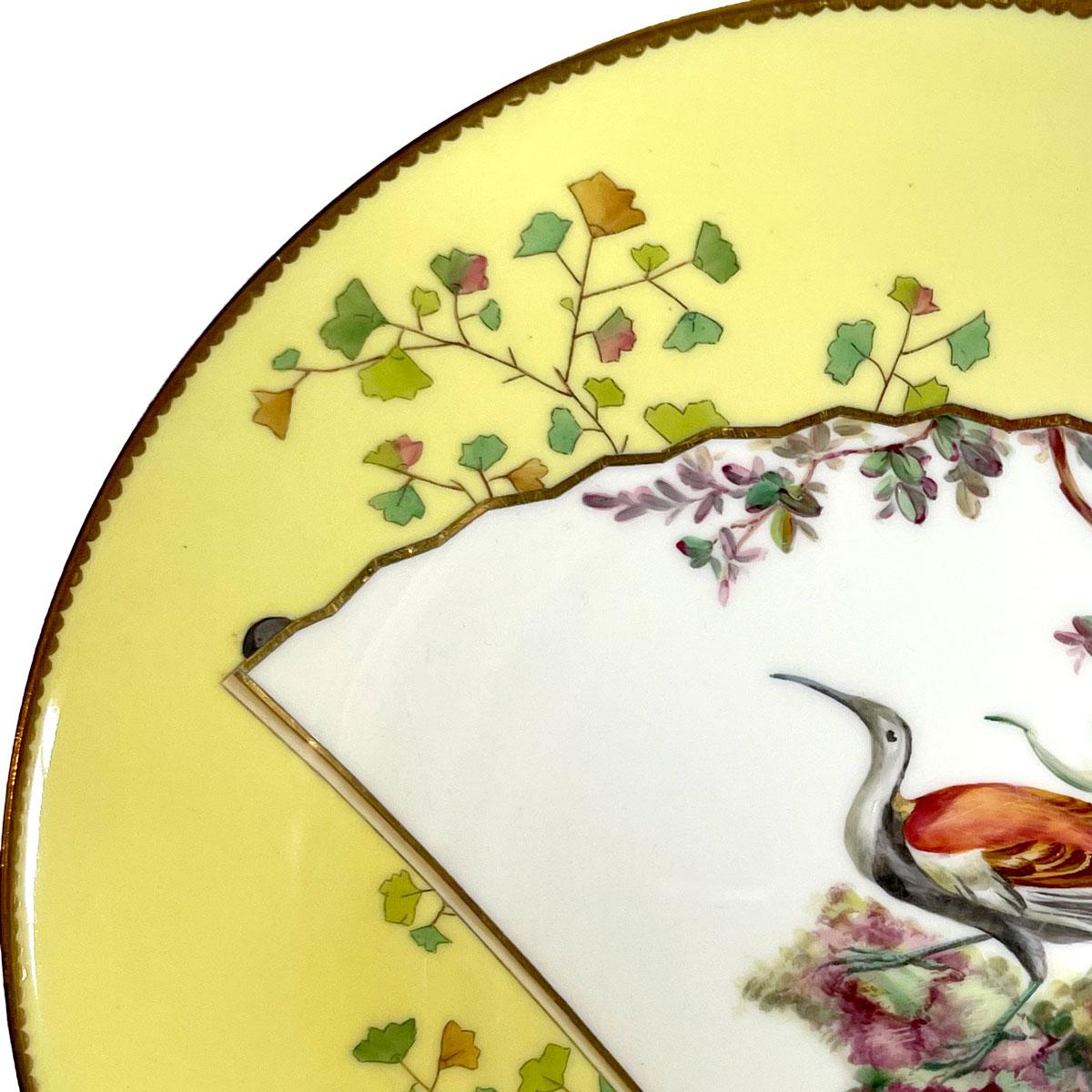 Gelber ästhetischer Minton-Porzellanteller im Stil des Japonismus, hergestellt von Christopher Dresser. Runder Teller, verziert mit einem orientalischen Fächer, der einen schönen und bunten Vogel darstellt. Hübsche Dekoration mit Pflanzen und