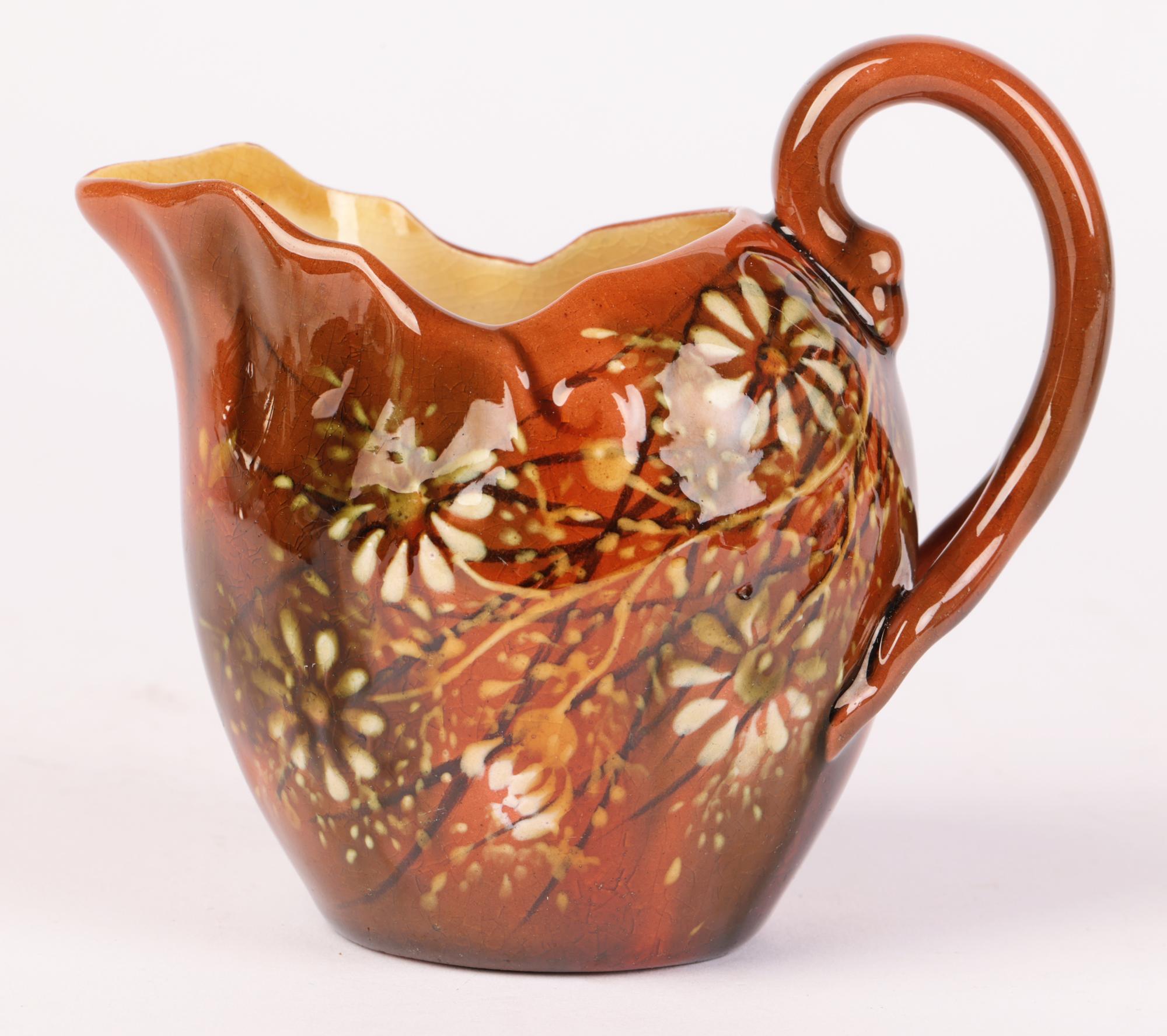 Eine sehr schöne und ungewöhnliche Linthorpe-Keramik mit Untertasse, verziert mit floralen Motiven des berühmten schottischen Designers Christopher Dresser (britisch, 1834 - 1904), aus der Zeit um 1880. Der fein getöpferte Krug hat eine runde,